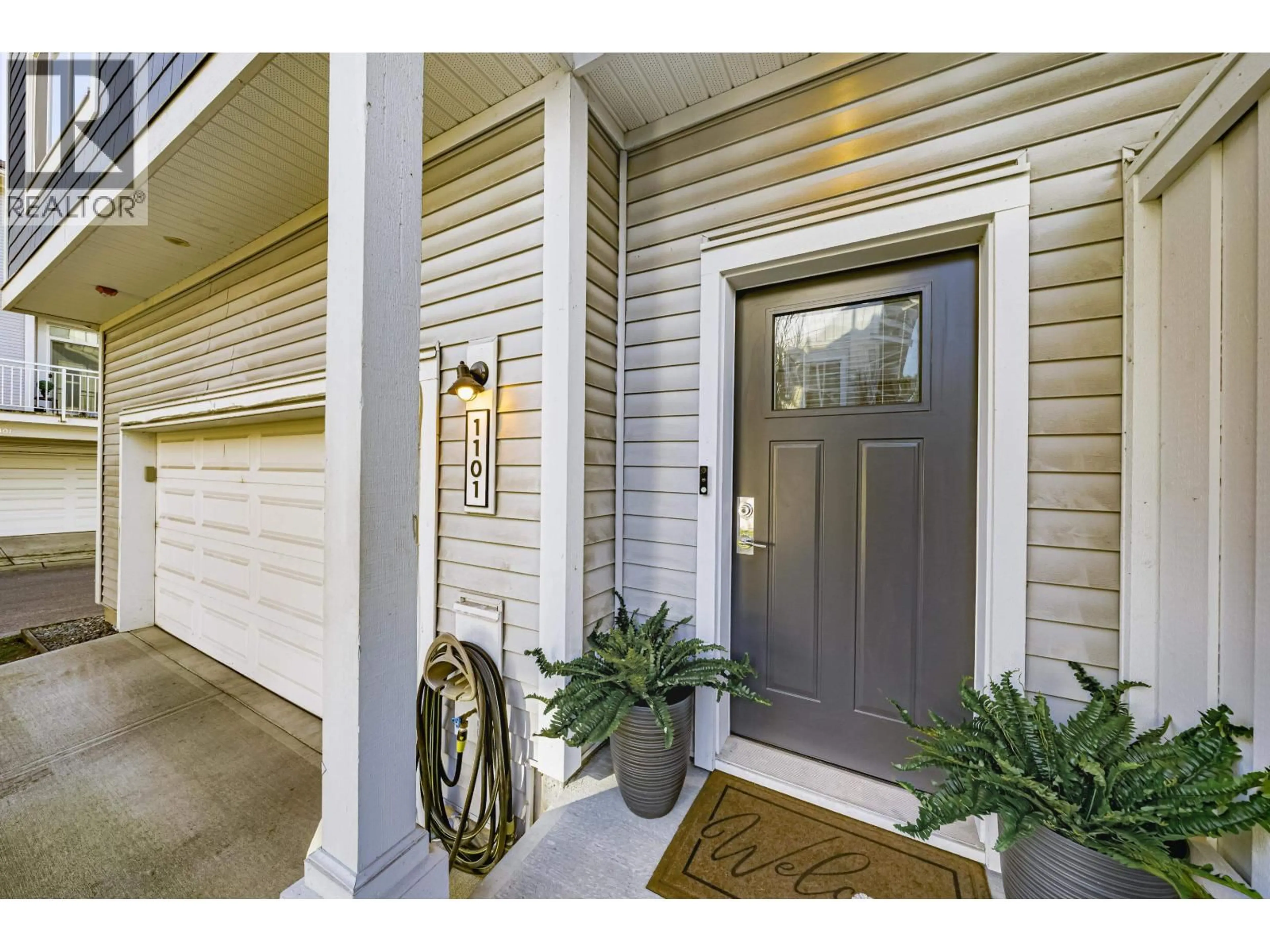 Indoor entryway for 1101 - 11295 PAZARENA PLACE, Maple Ridge British Columbia V2X4K9
