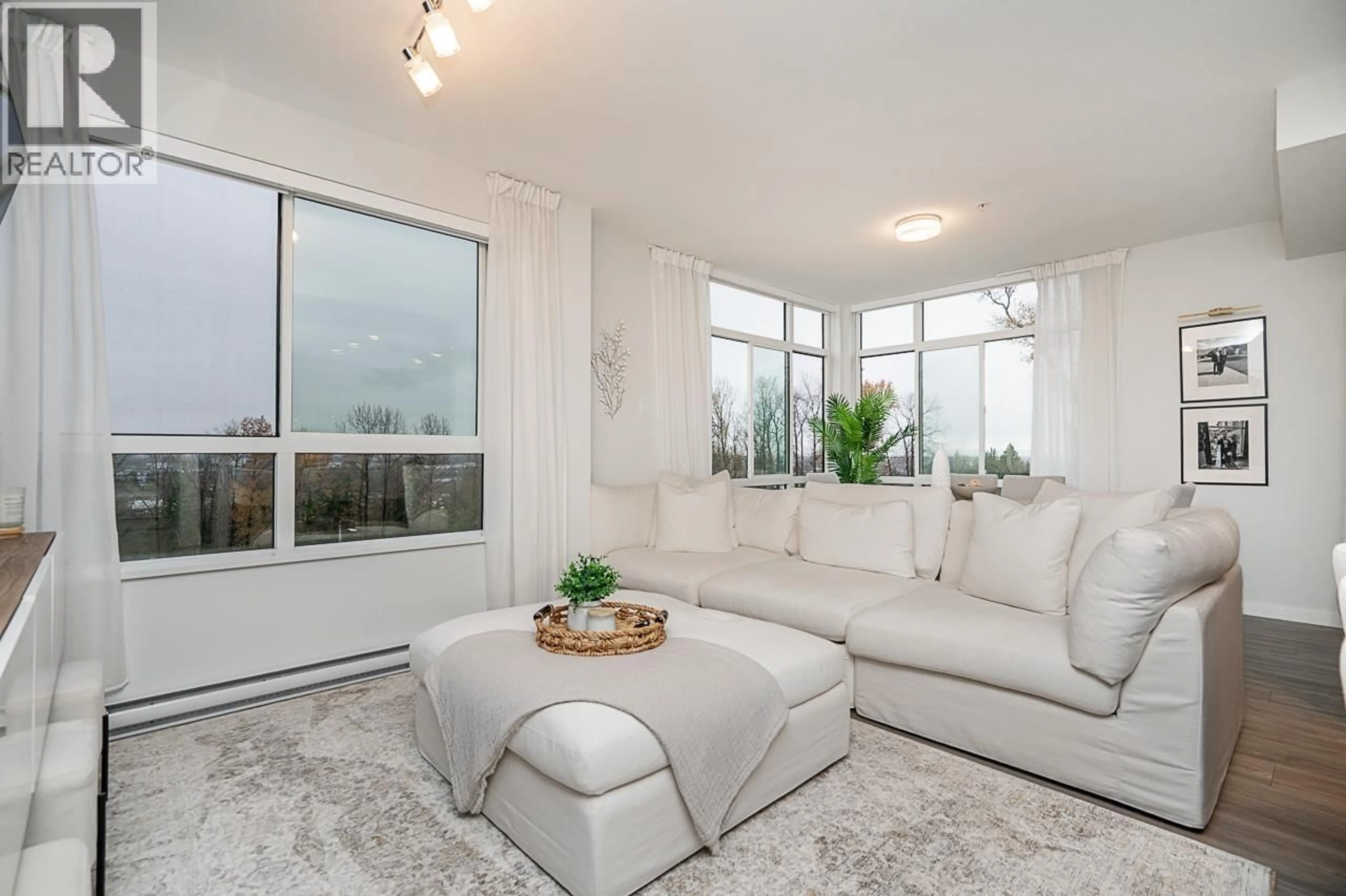 Living room with furniture, unknown for 401 - 6438 BYRNEPARK DRIVE, Burnaby British Columbia V3N0J1