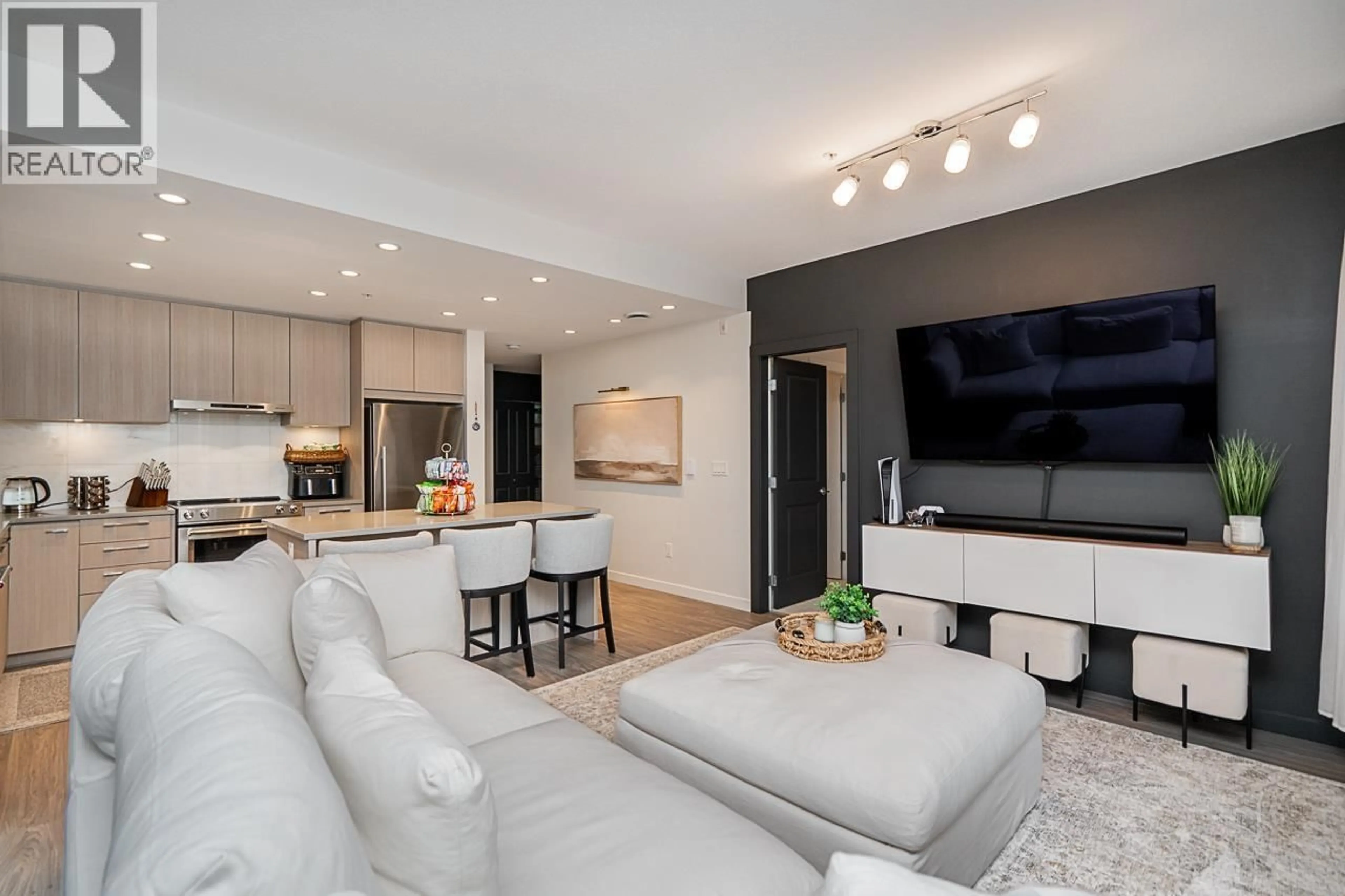 Living room with furniture, unknown for 401 - 6438 BYRNEPARK DRIVE, Burnaby British Columbia V3N0J1