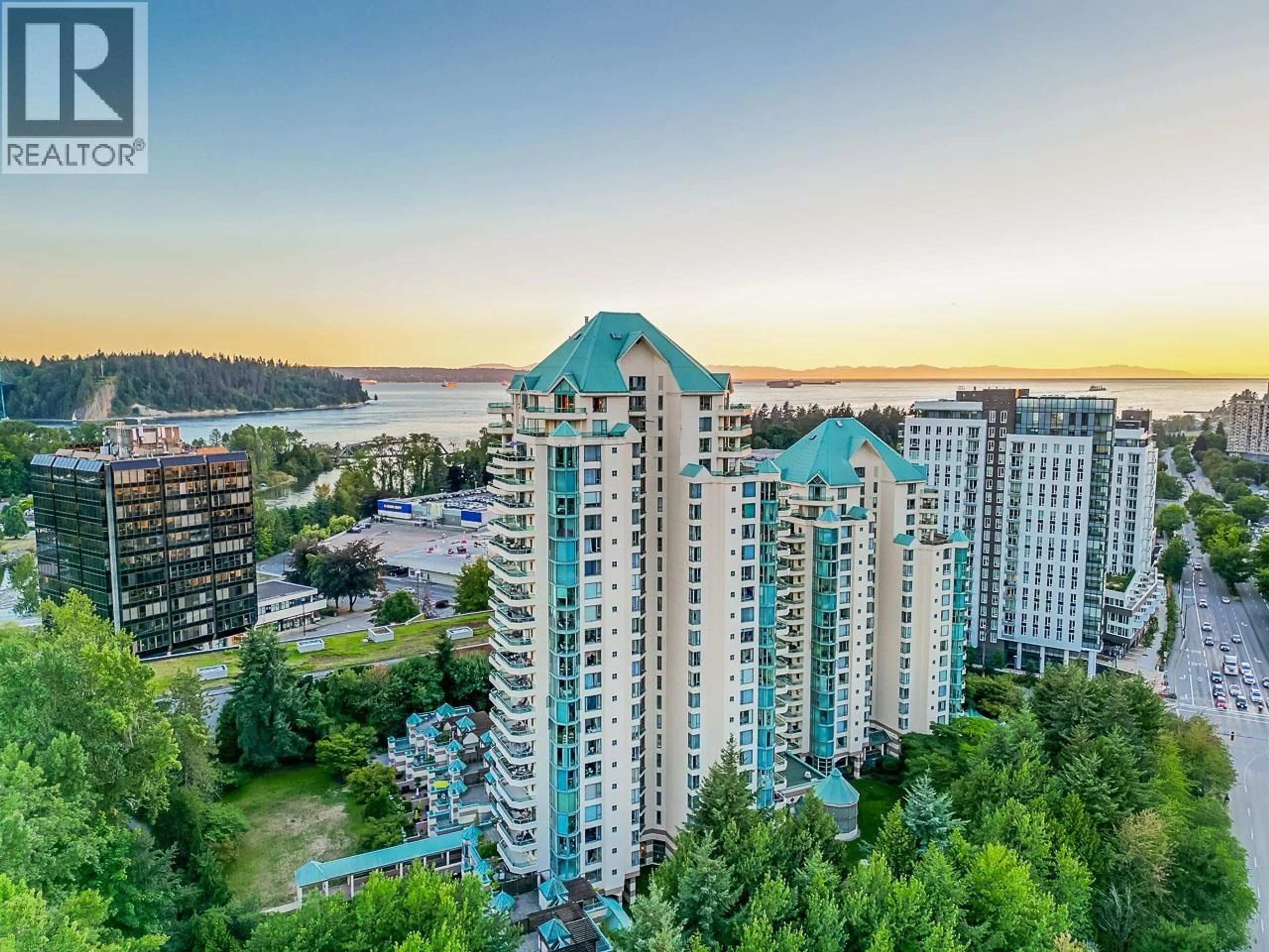 A pic from outside/outdoor area/front of a property/back of a property/a pic from drone, water/lake/river/ocean view for 20C - 338 TAYLOR WAY, West Vancouver British Columbia V7T2Y1