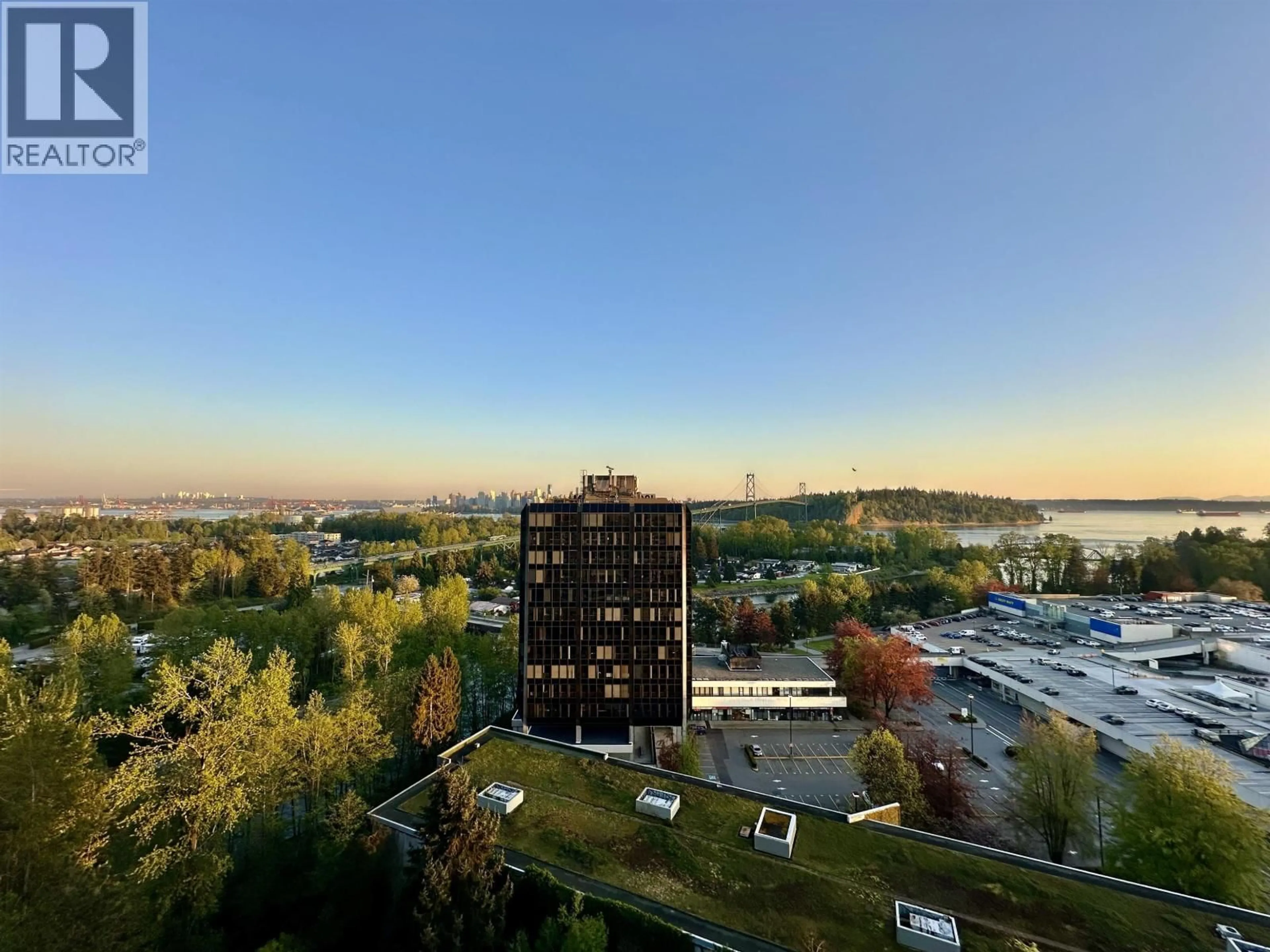 A pic from outside/outdoor area/front of a property/back of a property/a pic from drone, city buildings view from balcony for 20C - 338 TAYLOR WAY, West Vancouver British Columbia V7T2Y1