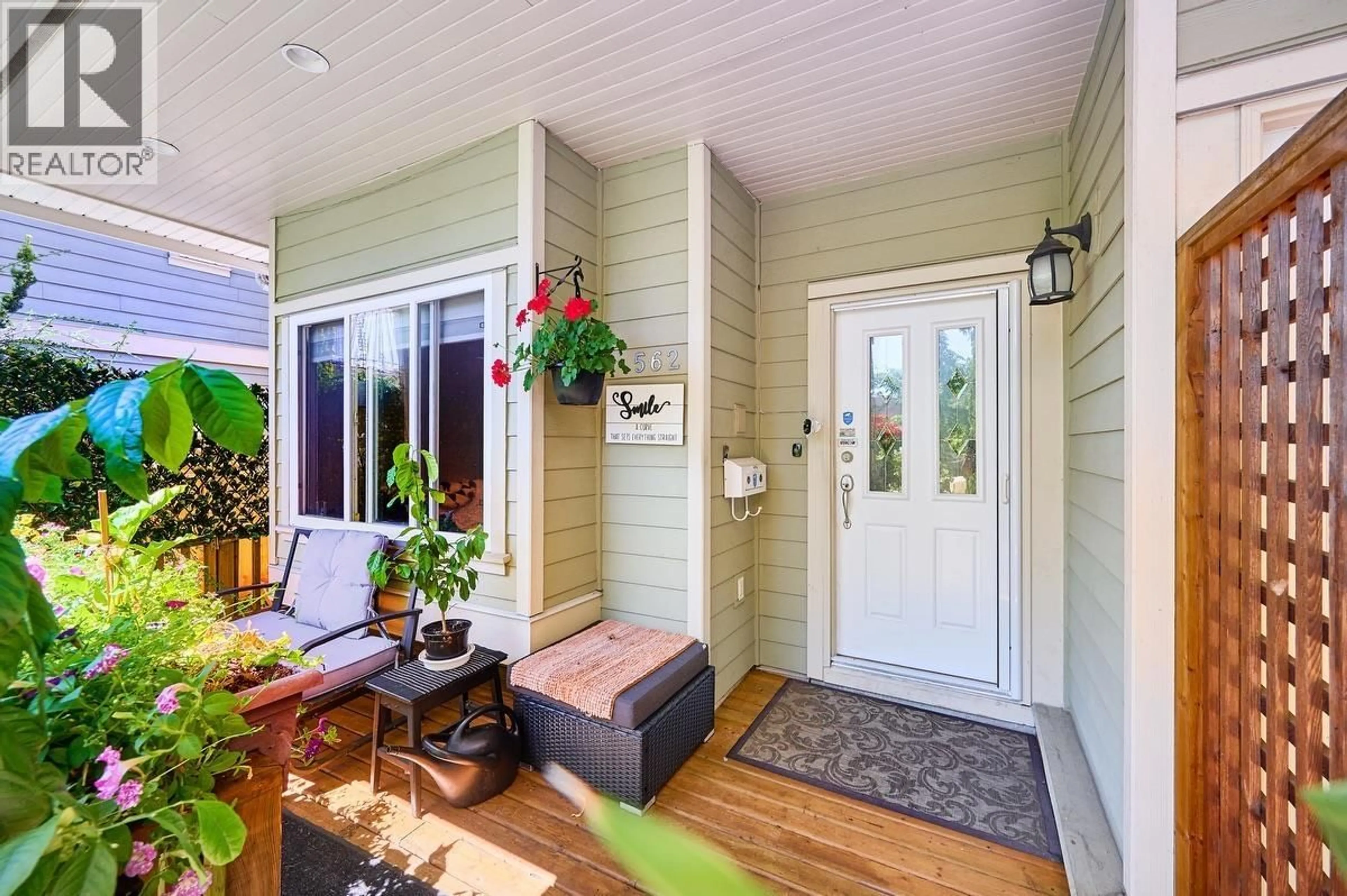 Indoor entryway for 562 KEITH ROAD, North Vancouver British Columbia V7M1M4