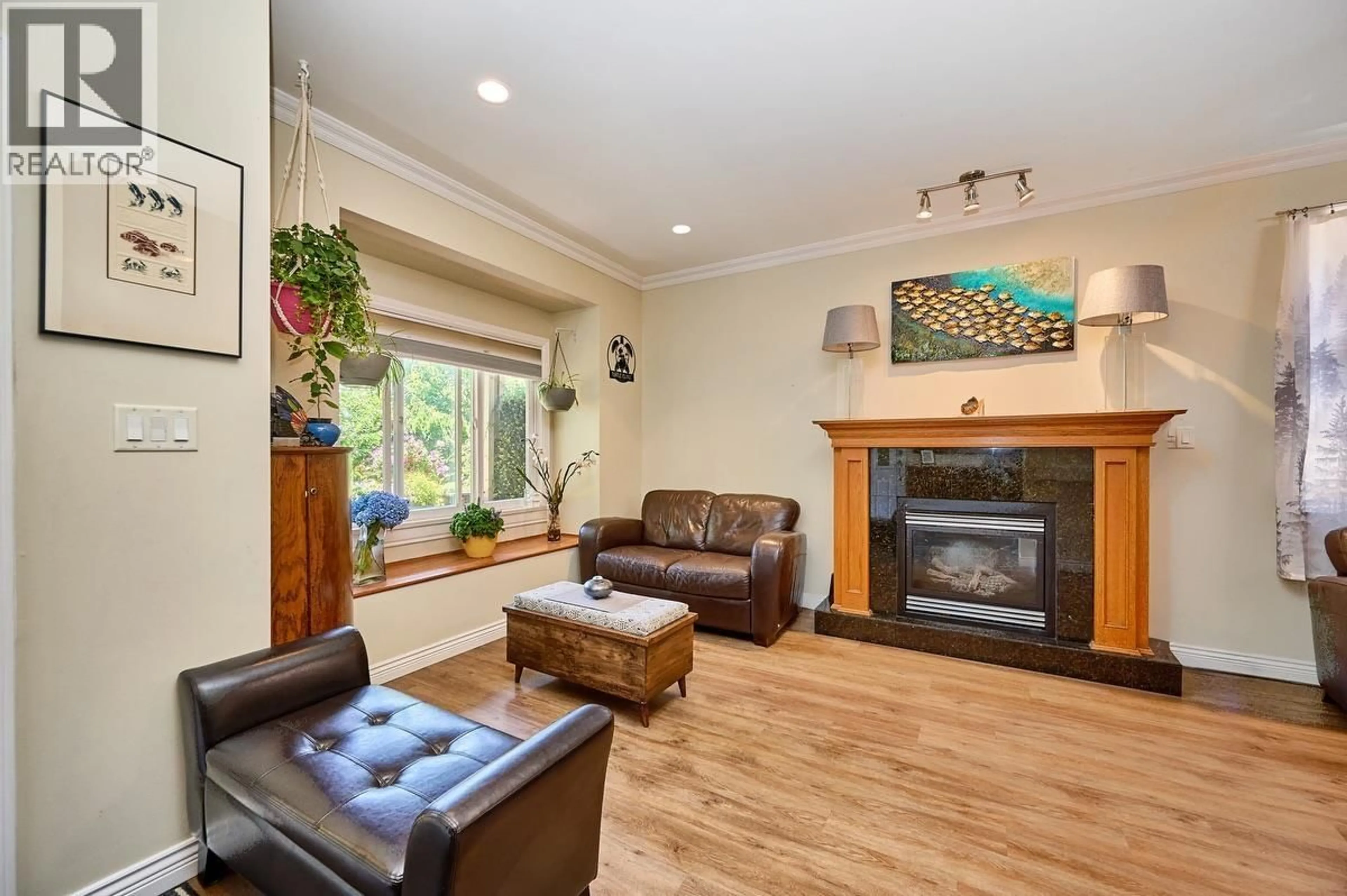 Living room with furniture, wood/laminate floor for 562 KEITH ROAD, North Vancouver British Columbia V7M1M4