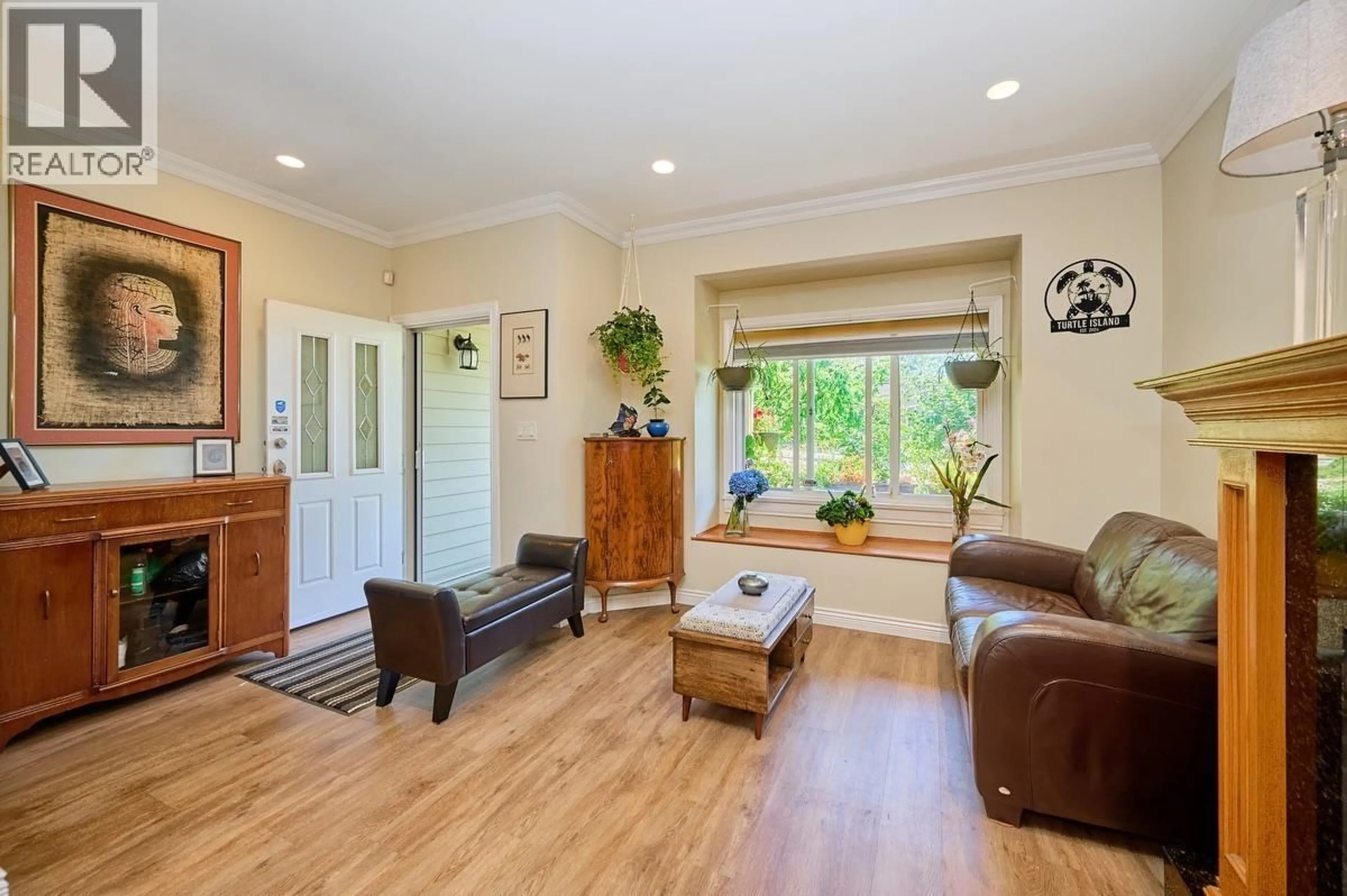 Living room with furniture, unknown for 562 KEITH ROAD, North Vancouver British Columbia V7M1M4