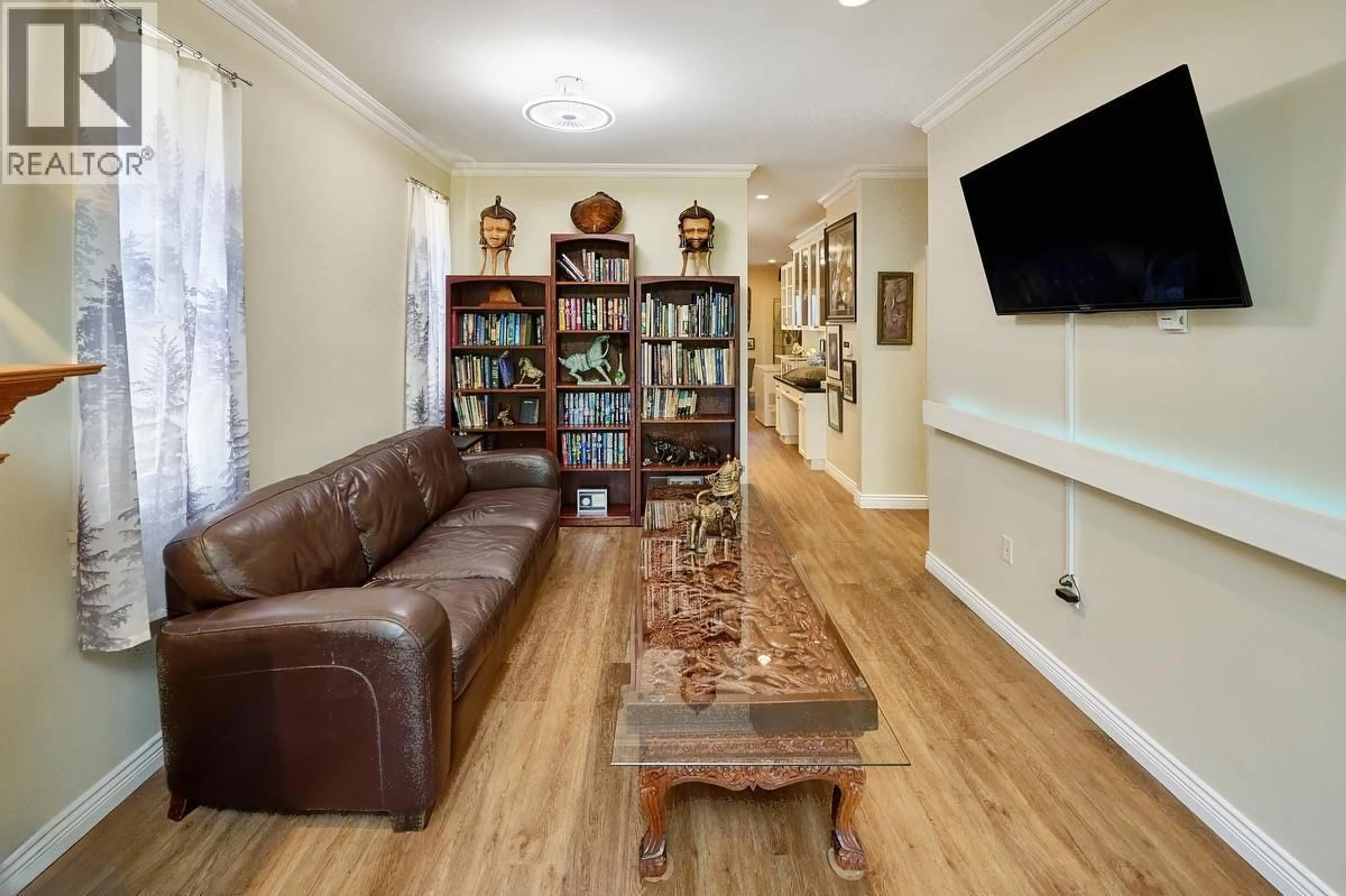 Living room with furniture, wood/laminate floor for 562 KEITH ROAD, North Vancouver British Columbia V7M1M4