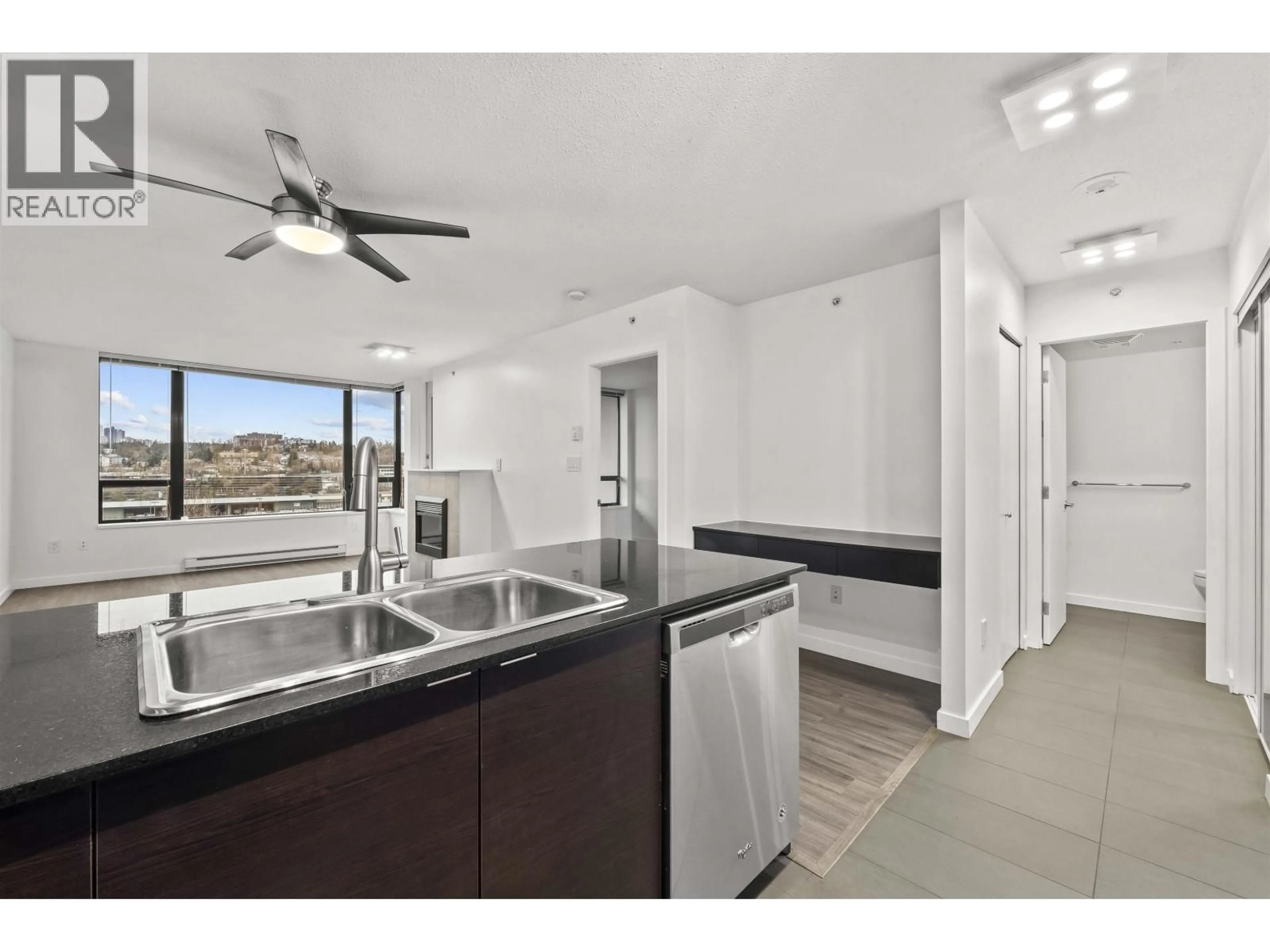 Standard kitchen, unknown for 903 - 4182 DAWSON STREET, Burnaby British Columbia V5C0A2