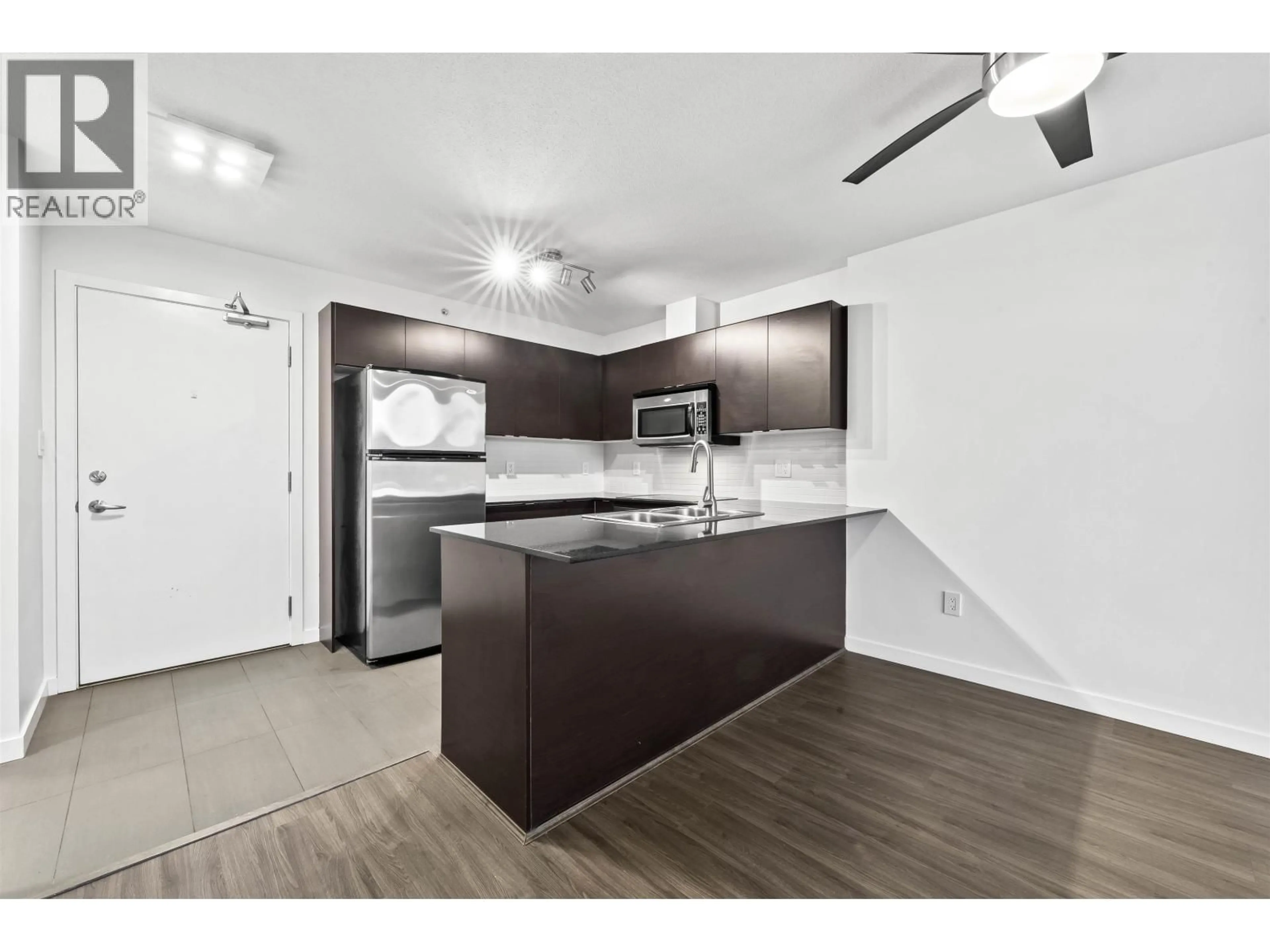 Standard kitchen, unknown for 903 - 4182 DAWSON STREET, Burnaby British Columbia V5C0A2