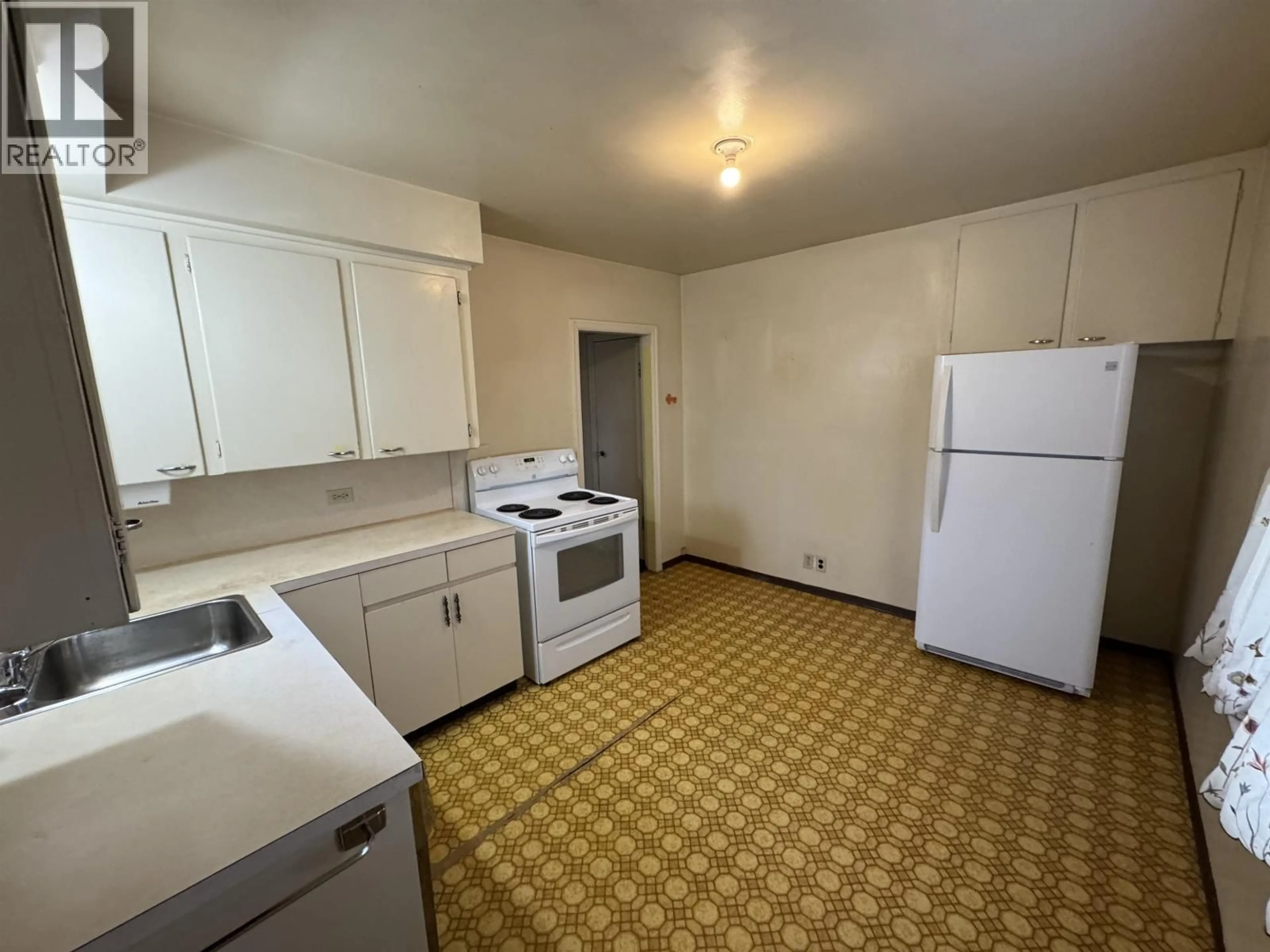 Standard kitchen, unknown for 2121 48TH AVENUE, Vancouver British Columbia V5P1R7