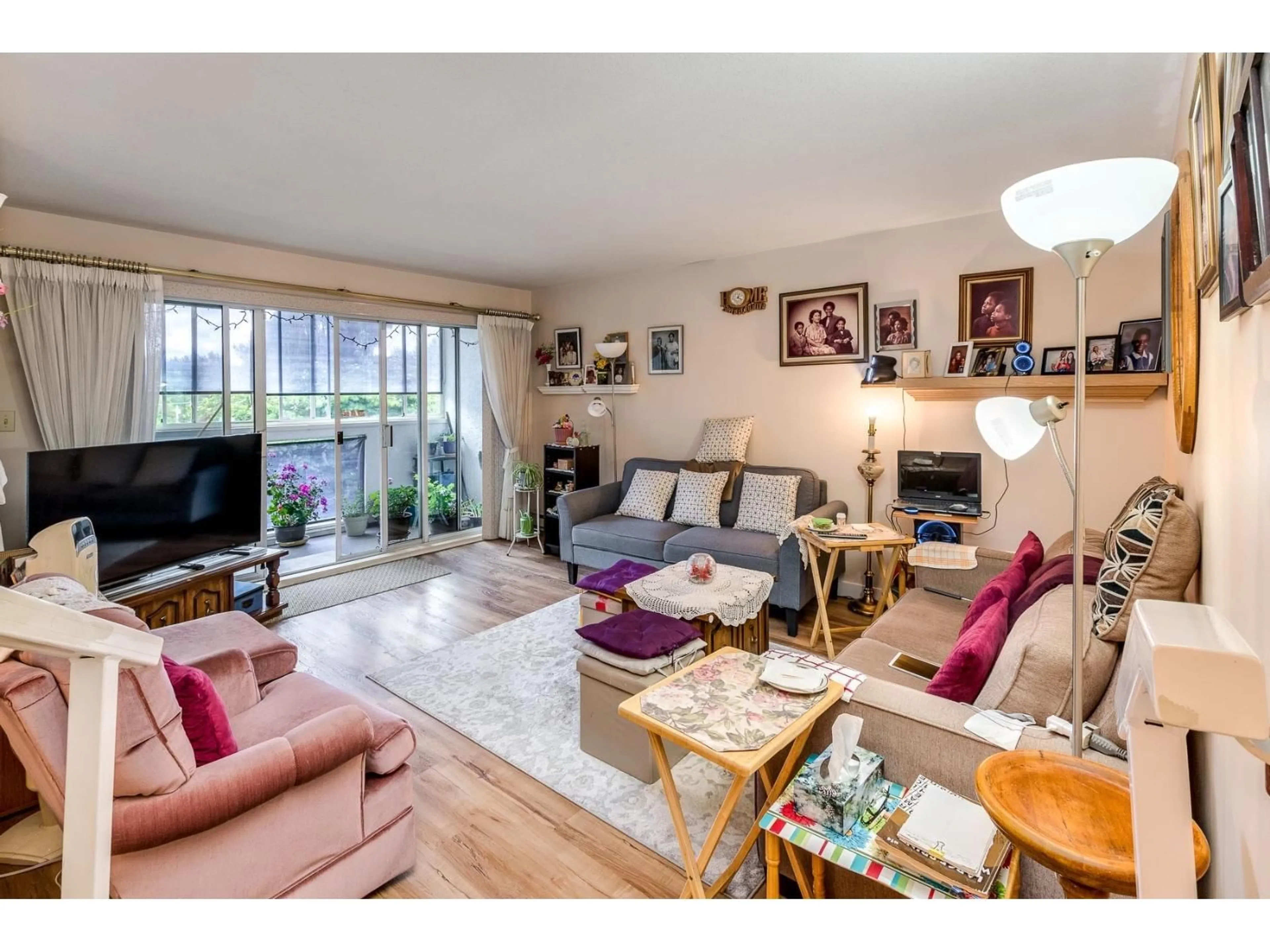 Living room with furniture, wood/laminate floor for 5 - 32390 FLETCHER AVENUE, Mission British Columbia V2V5T1