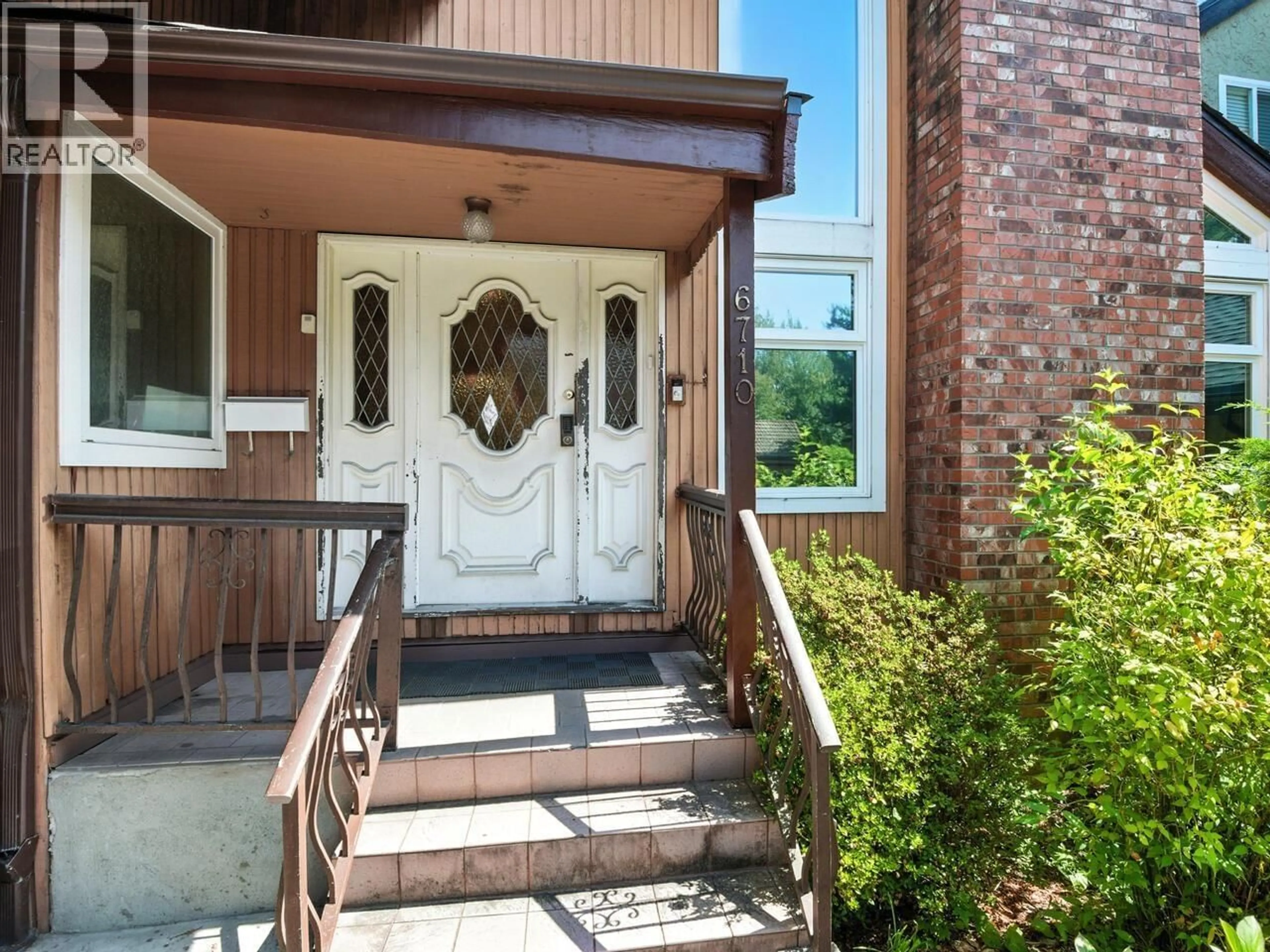 Indoor entryway for 6710 RADISSON STREET, Vancouver British Columbia V5S3W9