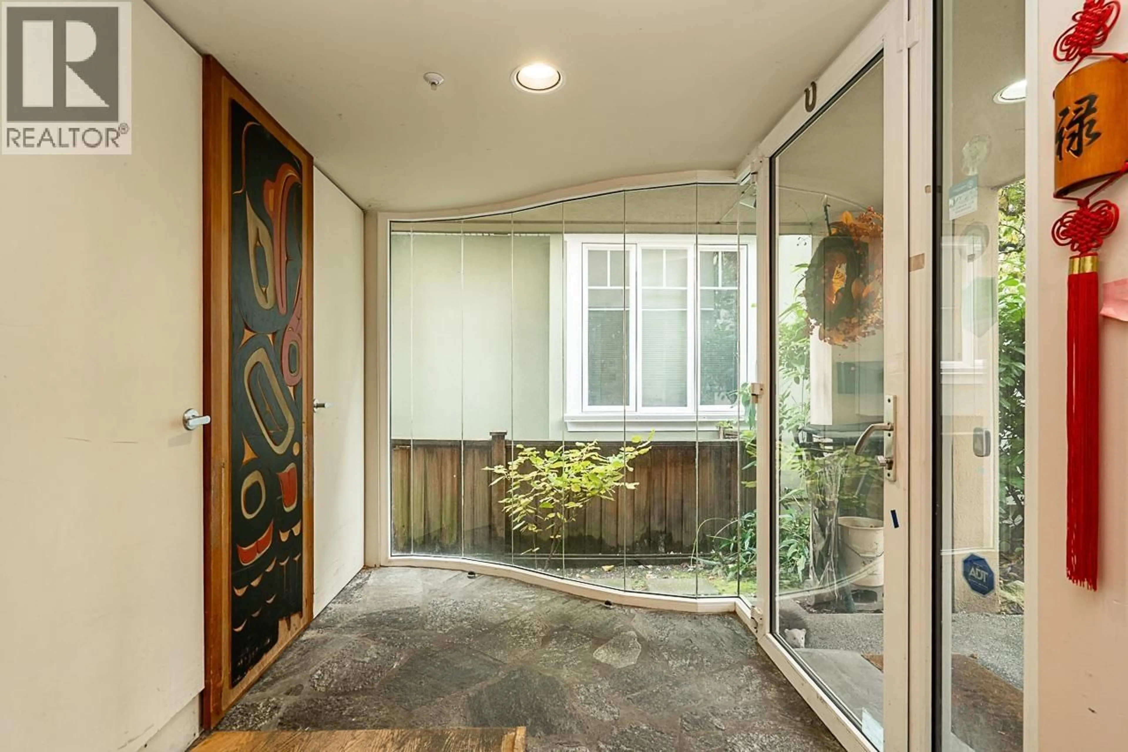 Indoor foyer for 2443 47TH AVENUE, Vancouver British Columbia V6M2N3