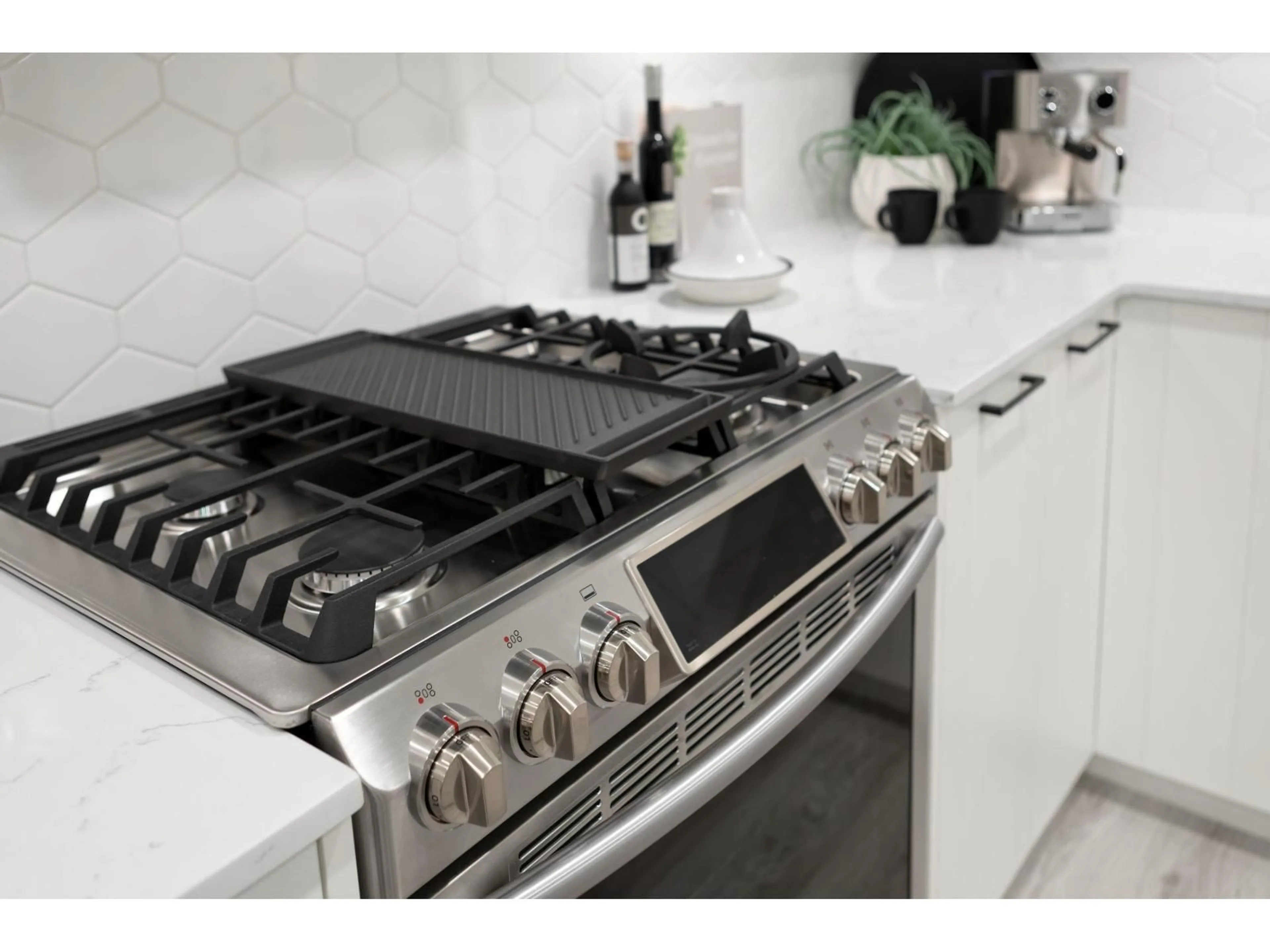 Contemporary kitchen, ceramic/tile floor for B605 - 20078 85 AVENUE, Langley British Columbia V2Y3Z3