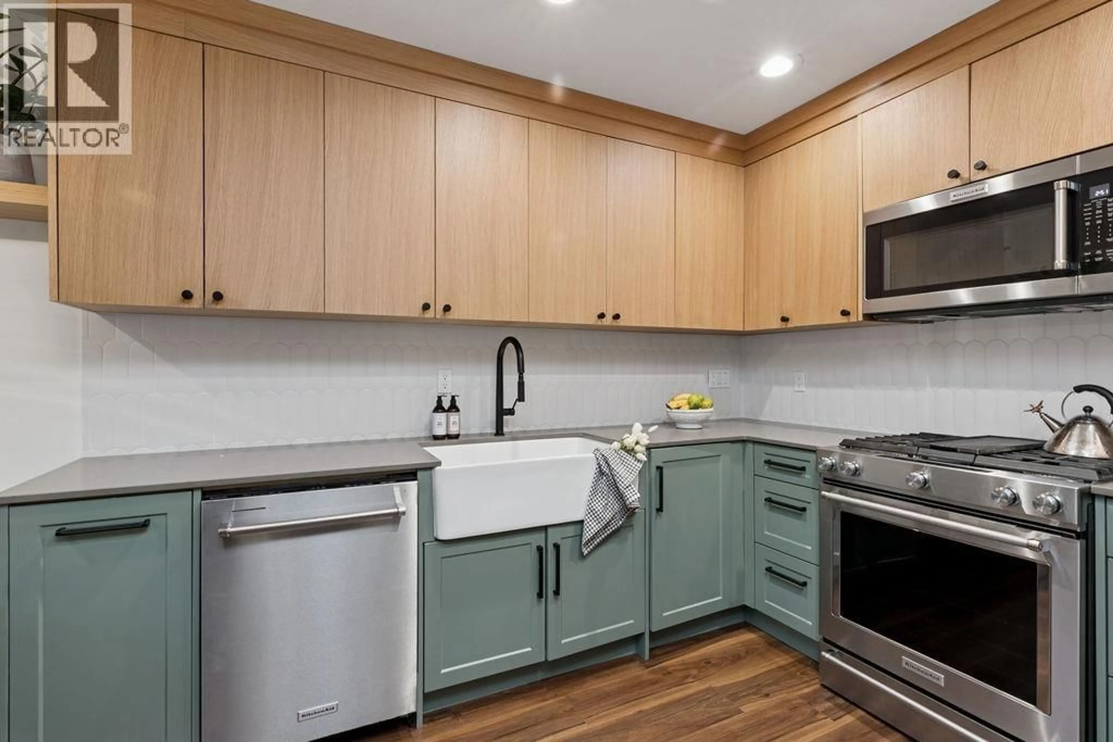 Standard kitchen, unknown for 15 - 901 17 STREET, North Vancouver British Columbia V7P1V8