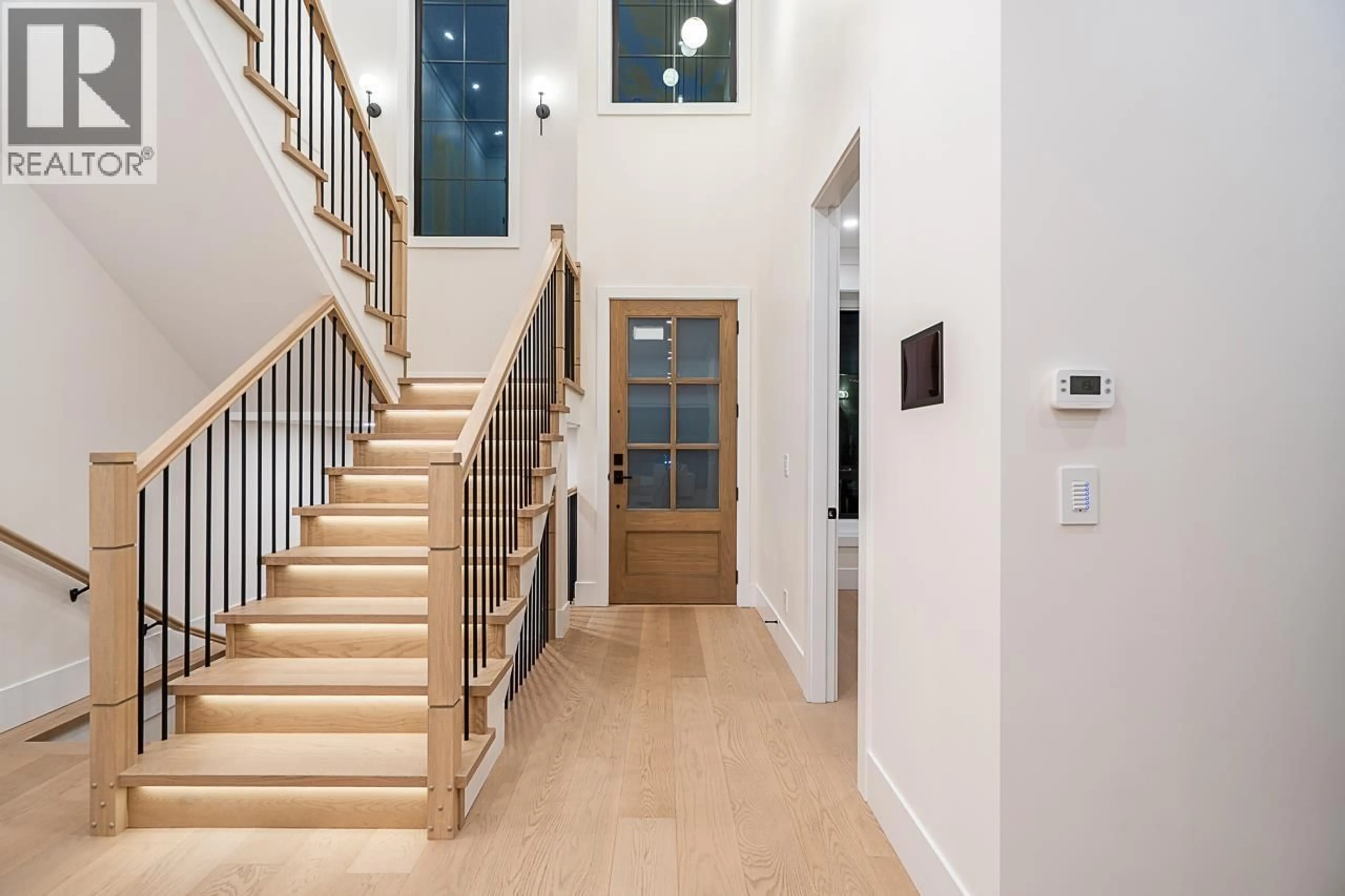 Indoor foyer for 2 - 8667 ARMSTRONG AVENUE, Burnaby British Columbia V3N2H4