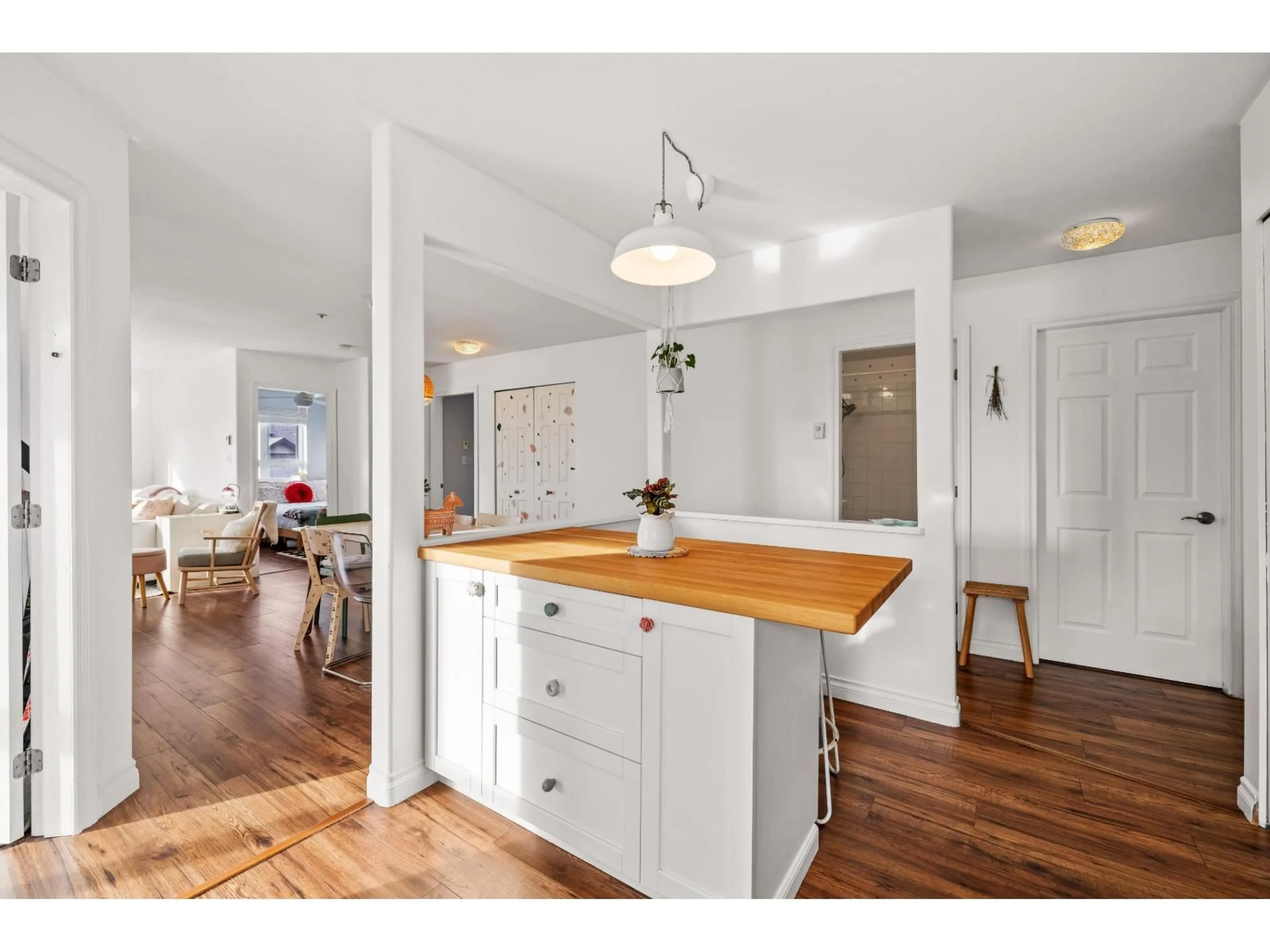 Open concept kitchen, wood/laminate floor for 407 - 20189 54 AVENUE, Langley British Columbia V3A3W2