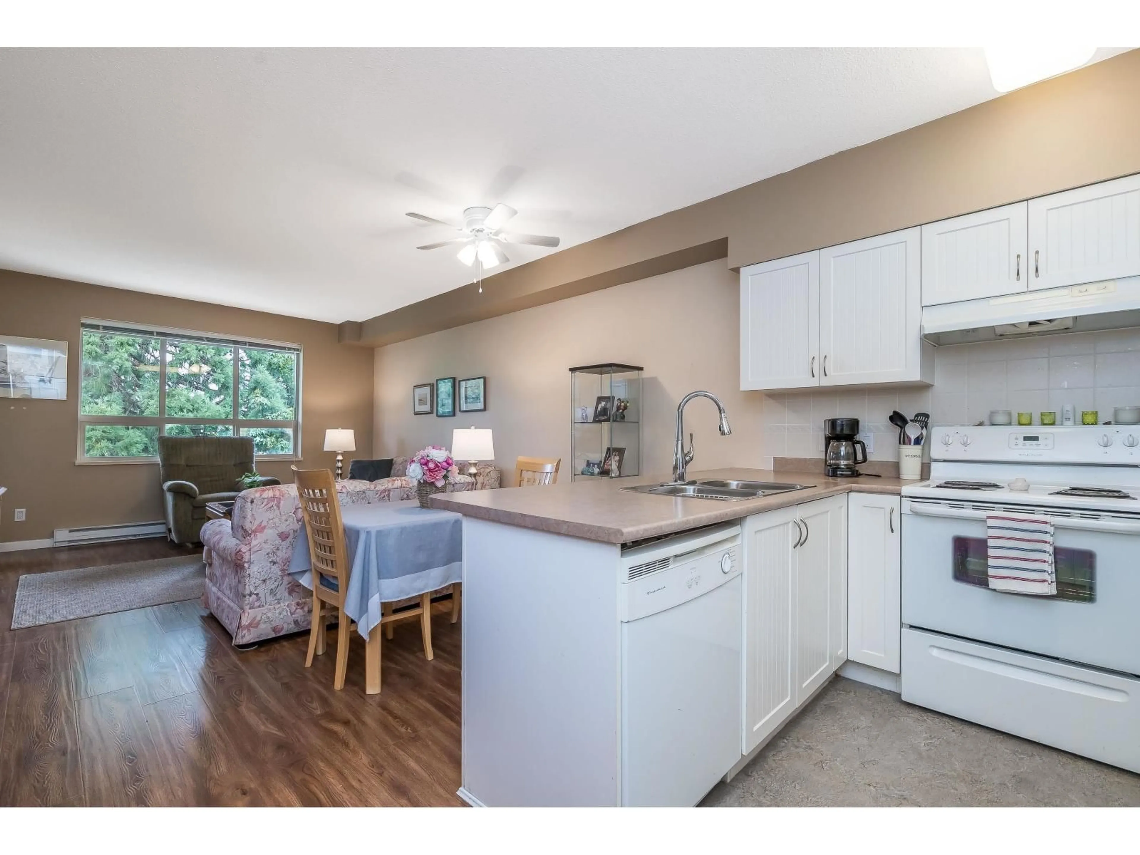 Open concept kitchen, wood/laminate floor for 405 - 16068 83 AVENUE, Surrey British Columbia V3S8M2