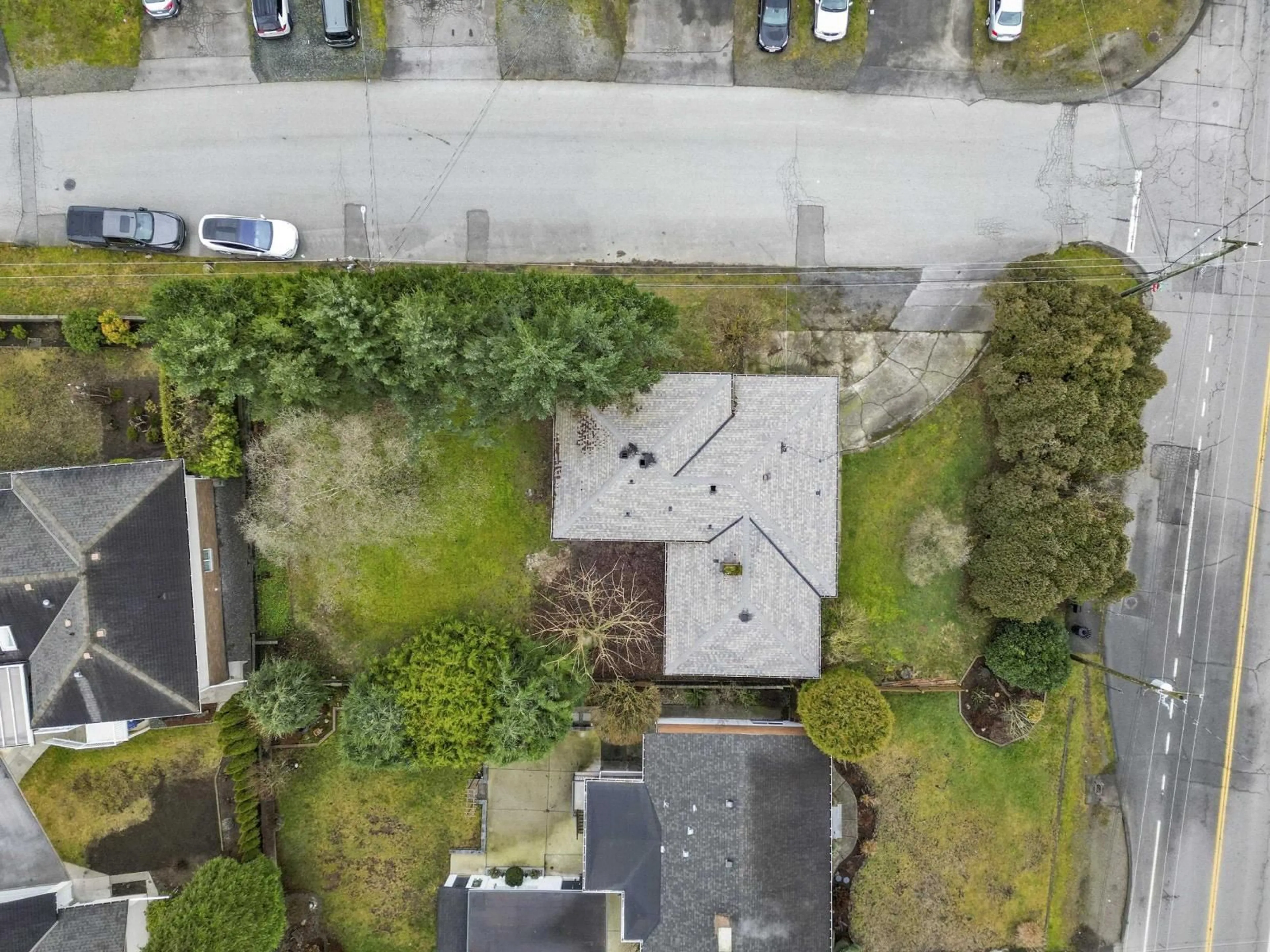 A pic from outside/outdoor area/front of a property/back of a property/a pic from drone, street for 14200 GROSVENOR ROAD, Surrey British Columbia V3R5H2