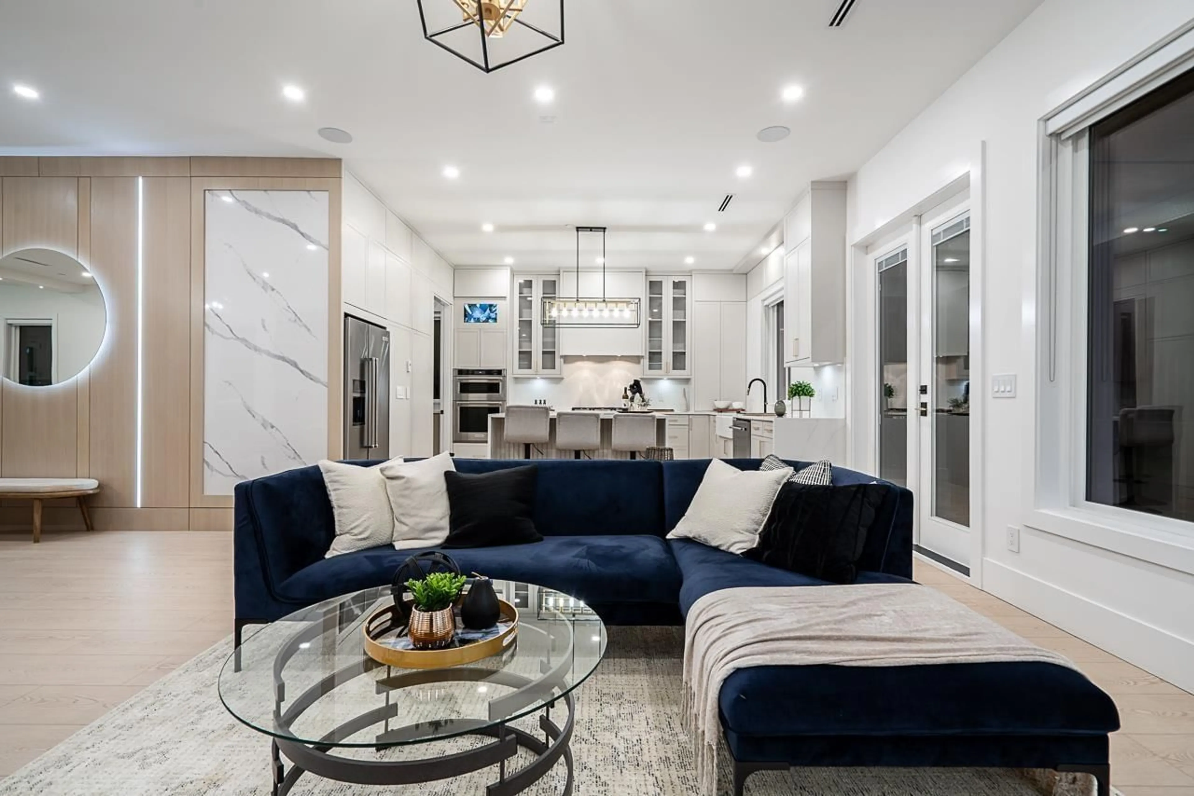 Living room with furniture, unknown for 15569 OXENHAM AVENUE, White Rock British Columbia V4B2J2