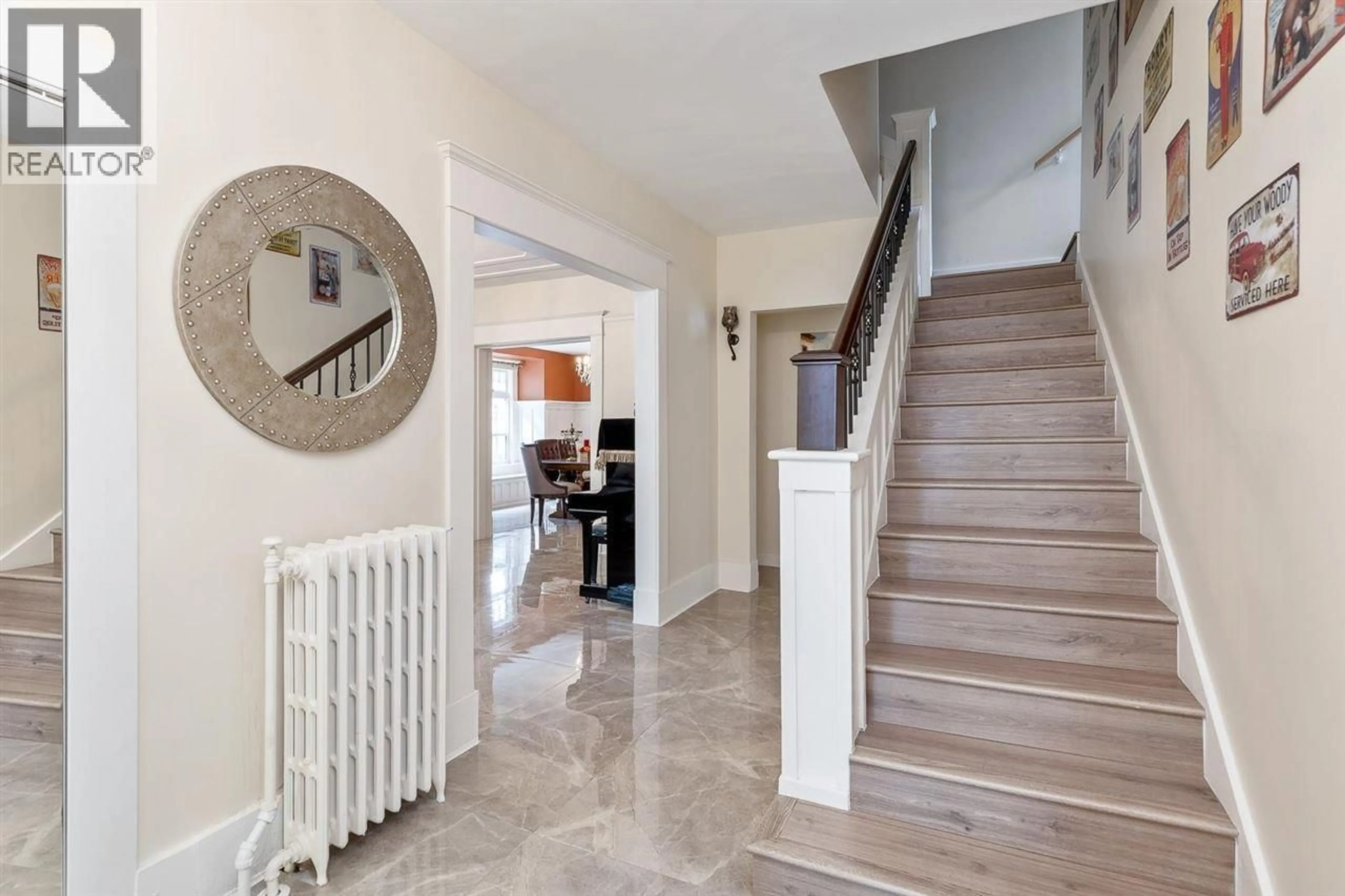 Indoor foyer for 4318 11TH AVENUE, Vancouver British Columbia V6R2M1