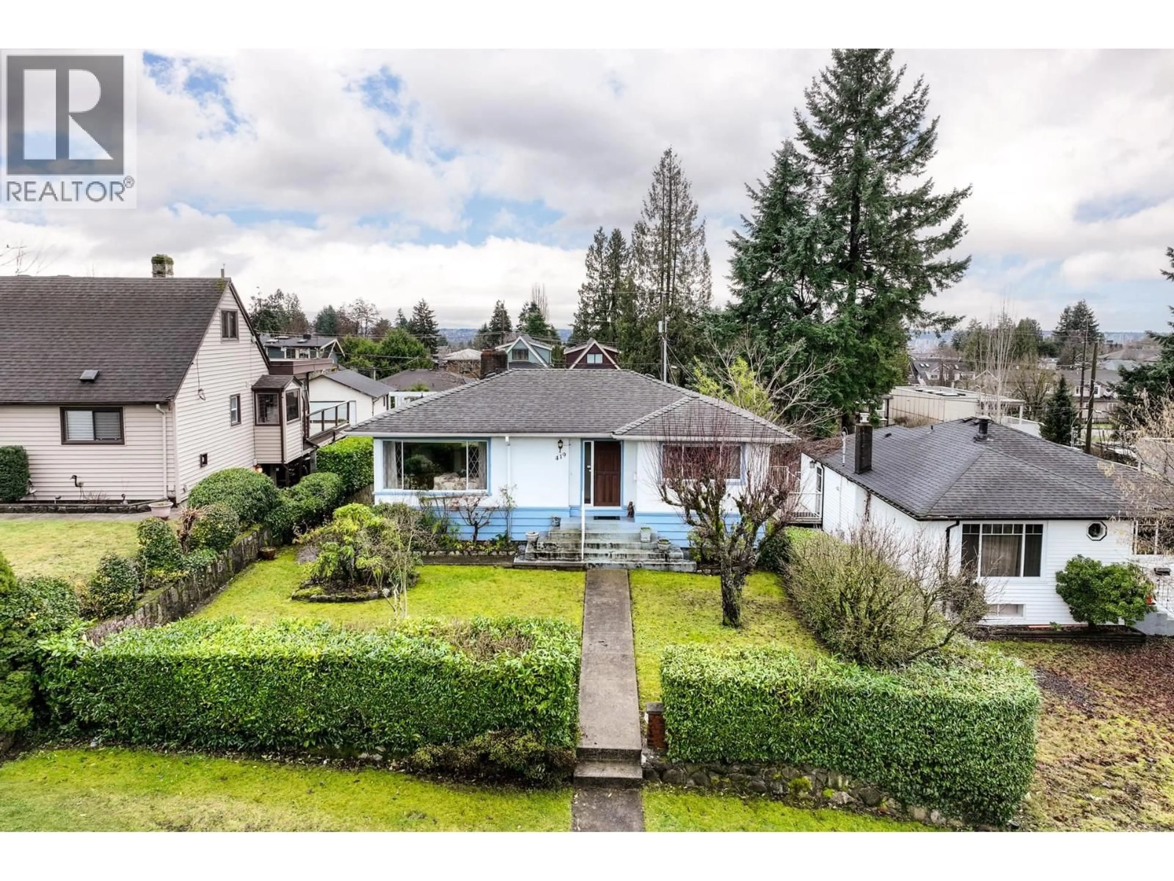 A pic from outside/outdoor area/front of a property/back of a property/a pic from drone, street for 419 17TH STREET, North Vancouver British Columbia V7L2W3