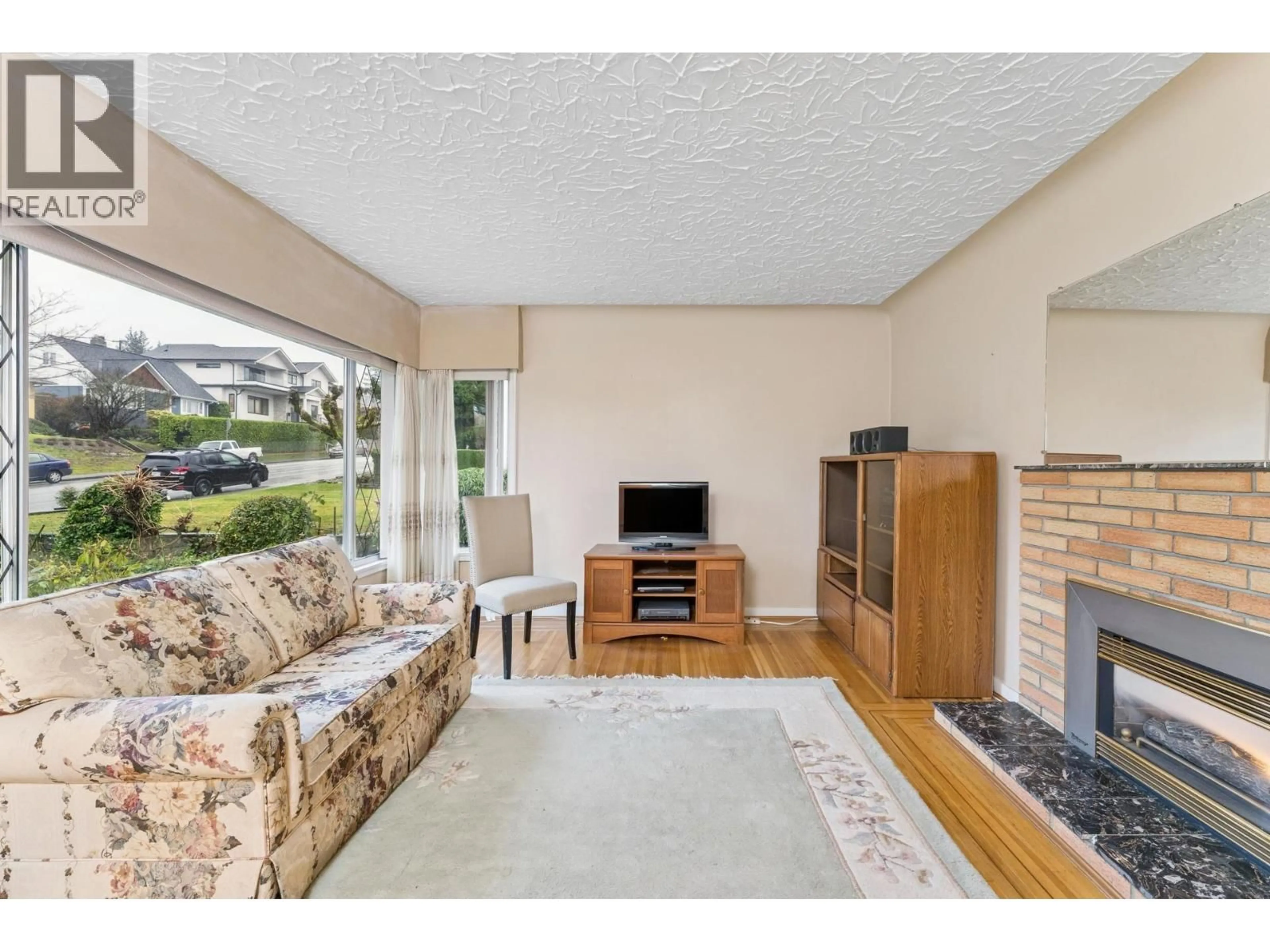 Living room with furniture, unknown for 419 17TH STREET, North Vancouver British Columbia V7L2W3