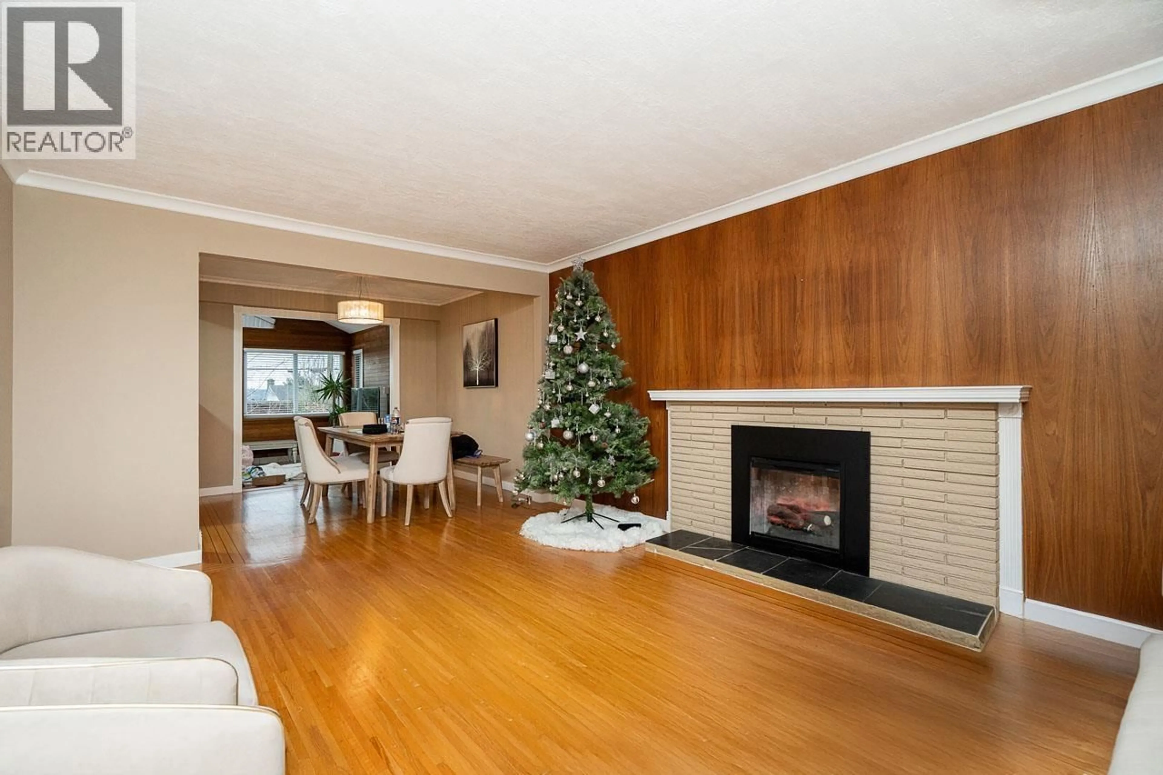 Living room with furniture, wood/laminate floor for 6560 WINCH STREET, Burnaby British Columbia V5B2L6