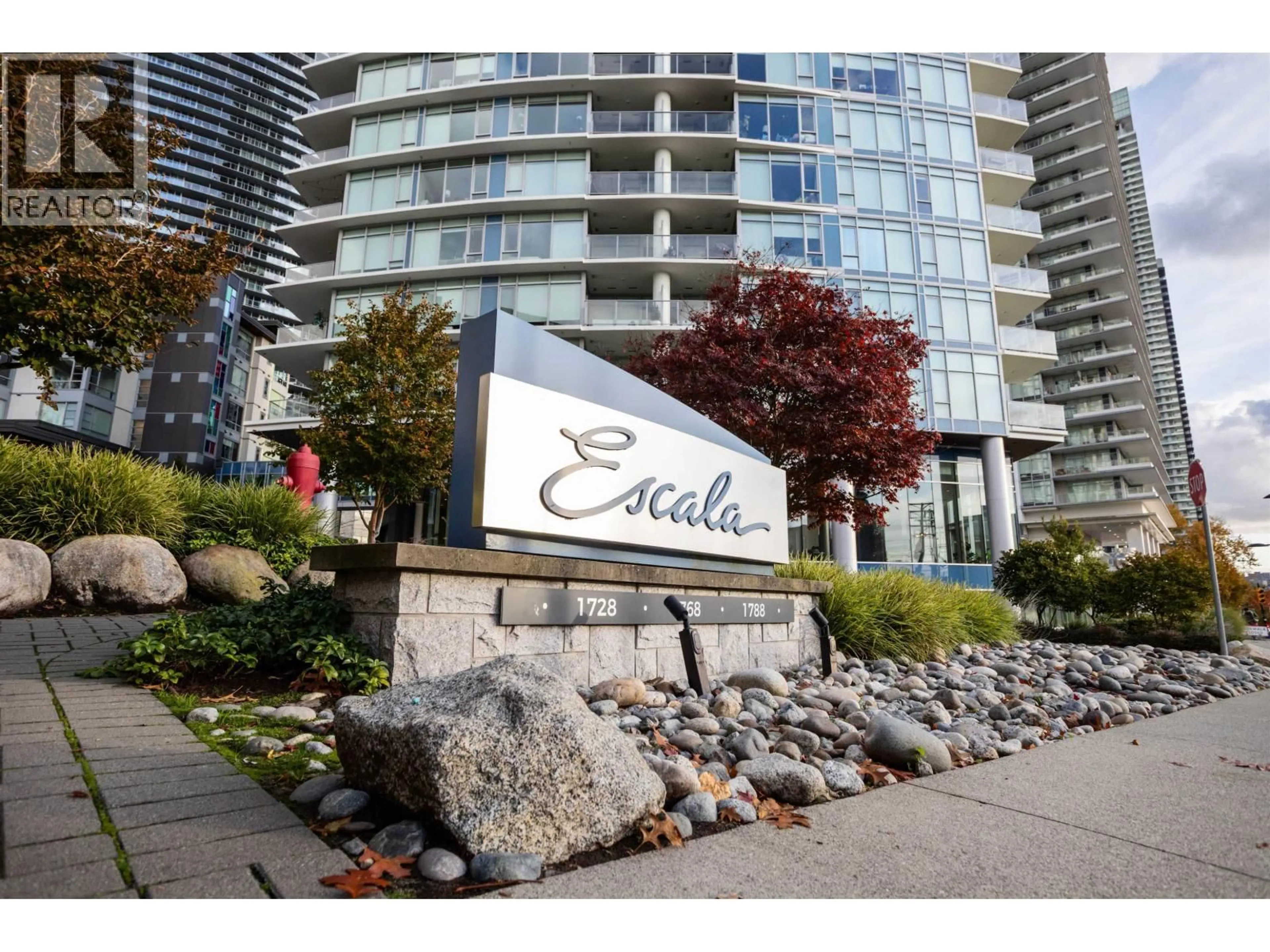 Indoor foyer for 2402 - 1788 GILMORE AVENUE, Burnaby British Columbia V5C0L5