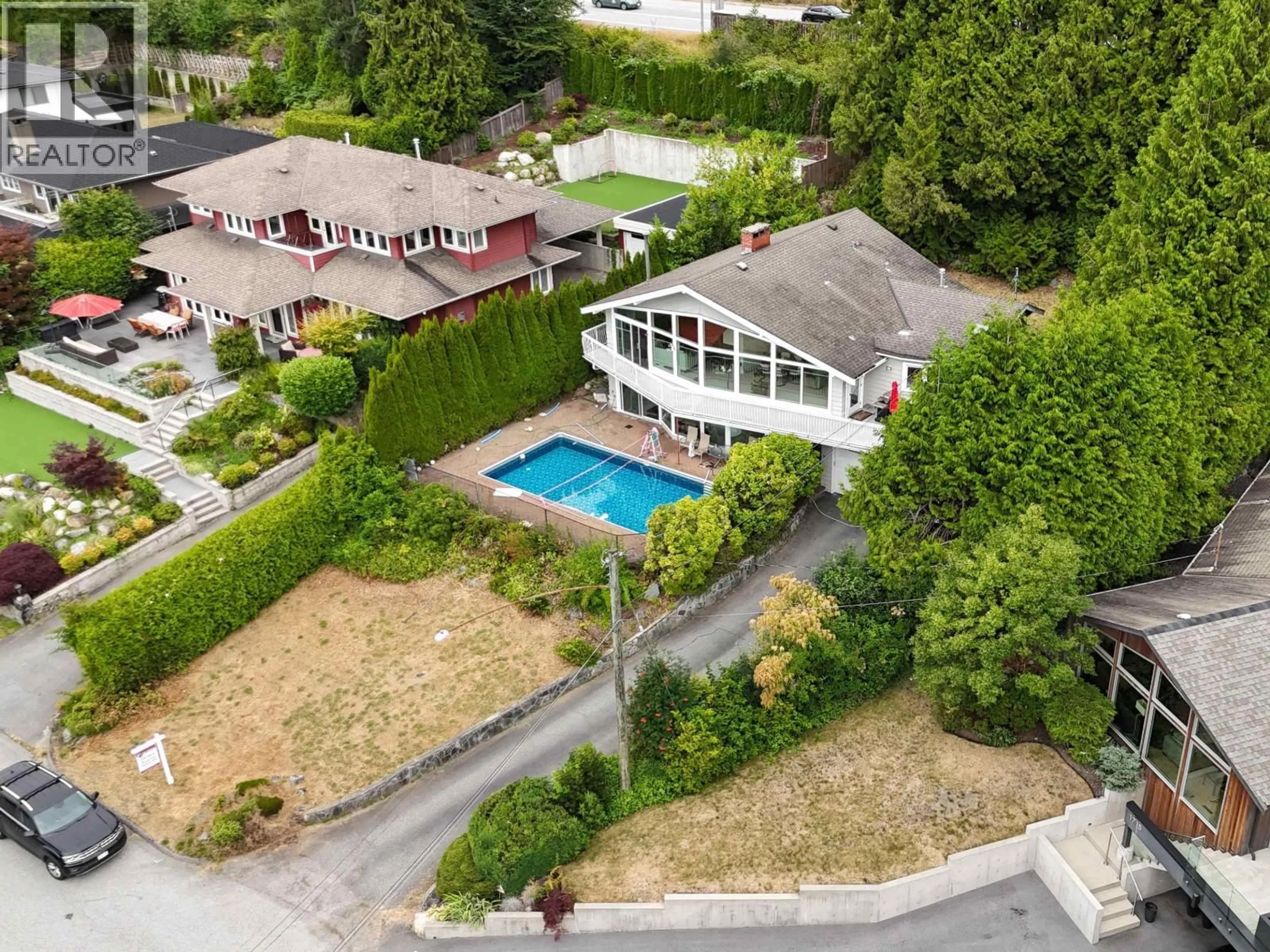 A pic from outside/outdoor area/front of a property/back of a property/a pic from drone, unknown for 1725 ROSEBERY AVENUE, West Vancouver British Columbia V7V2Z5