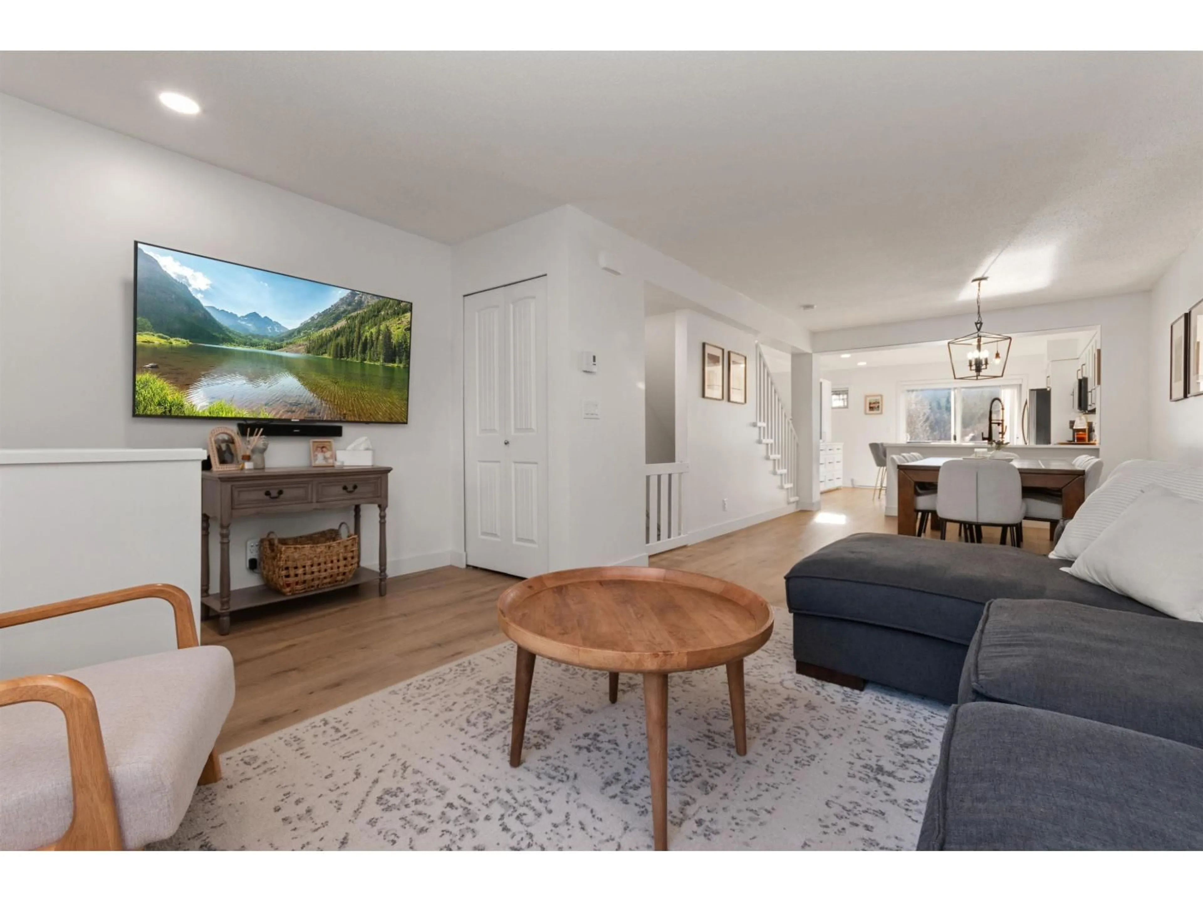 Living room with furniture, wood/laminate floor for 87 - 4401 BLAUSON BOULEVARD, Abbotsford British Columbia V3G0A4