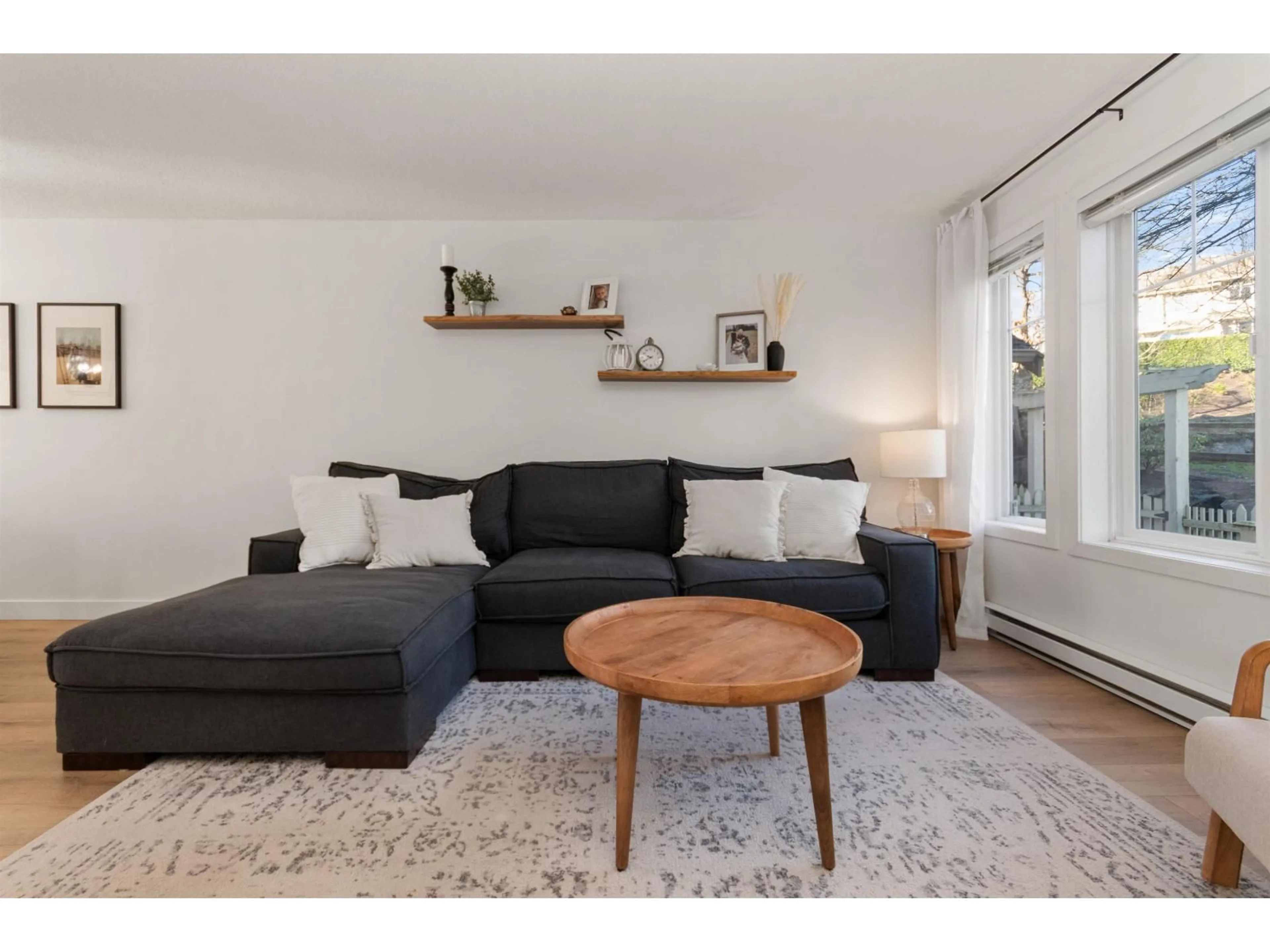 Living room with furniture, wood/laminate floor for 87 - 4401 BLAUSON BOULEVARD, Abbotsford British Columbia V3G0A4