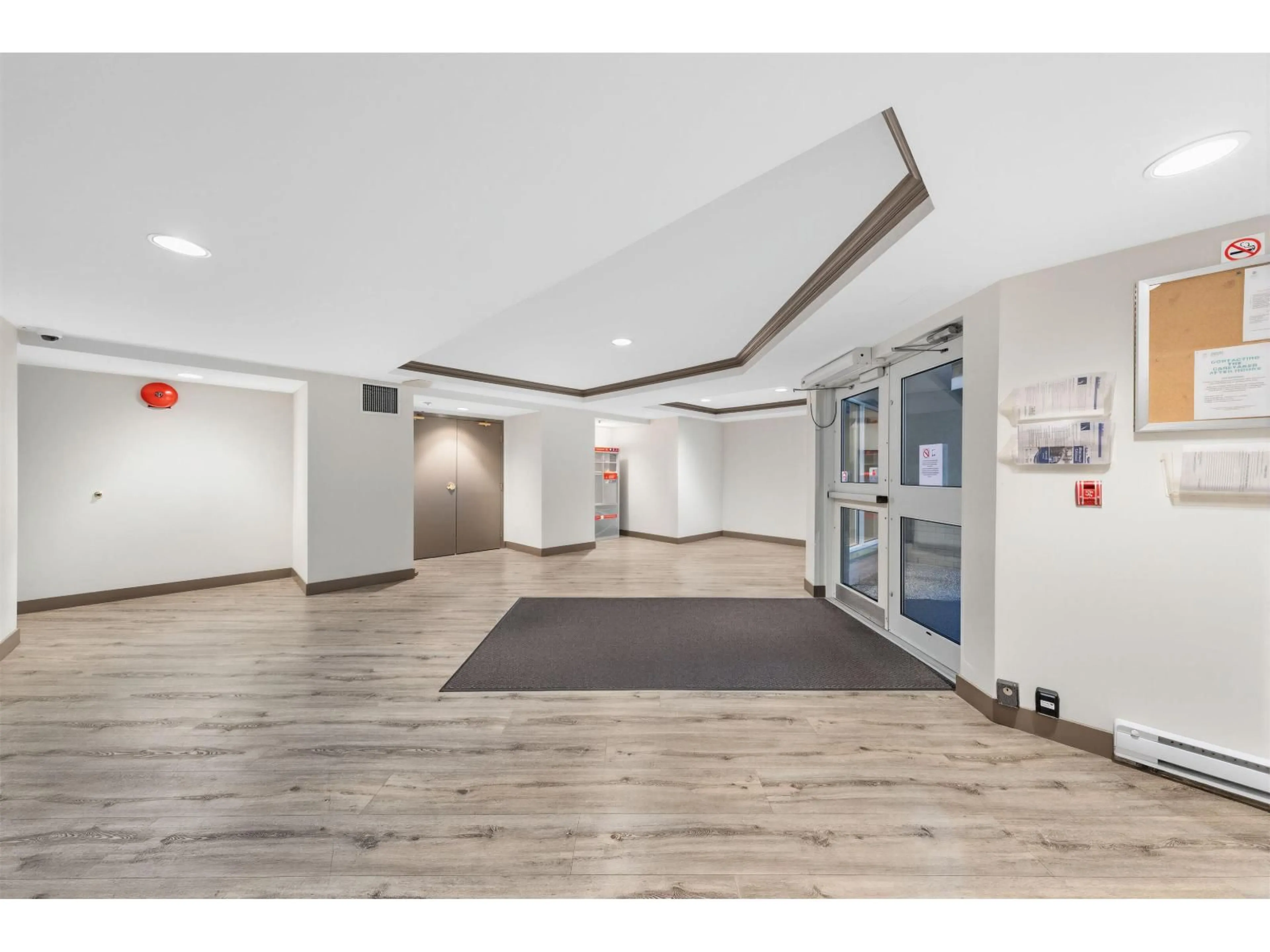 Indoor foyer for 313 - 10533 UNIVERSITY DRIVE, Surrey British Columbia V3T5T7