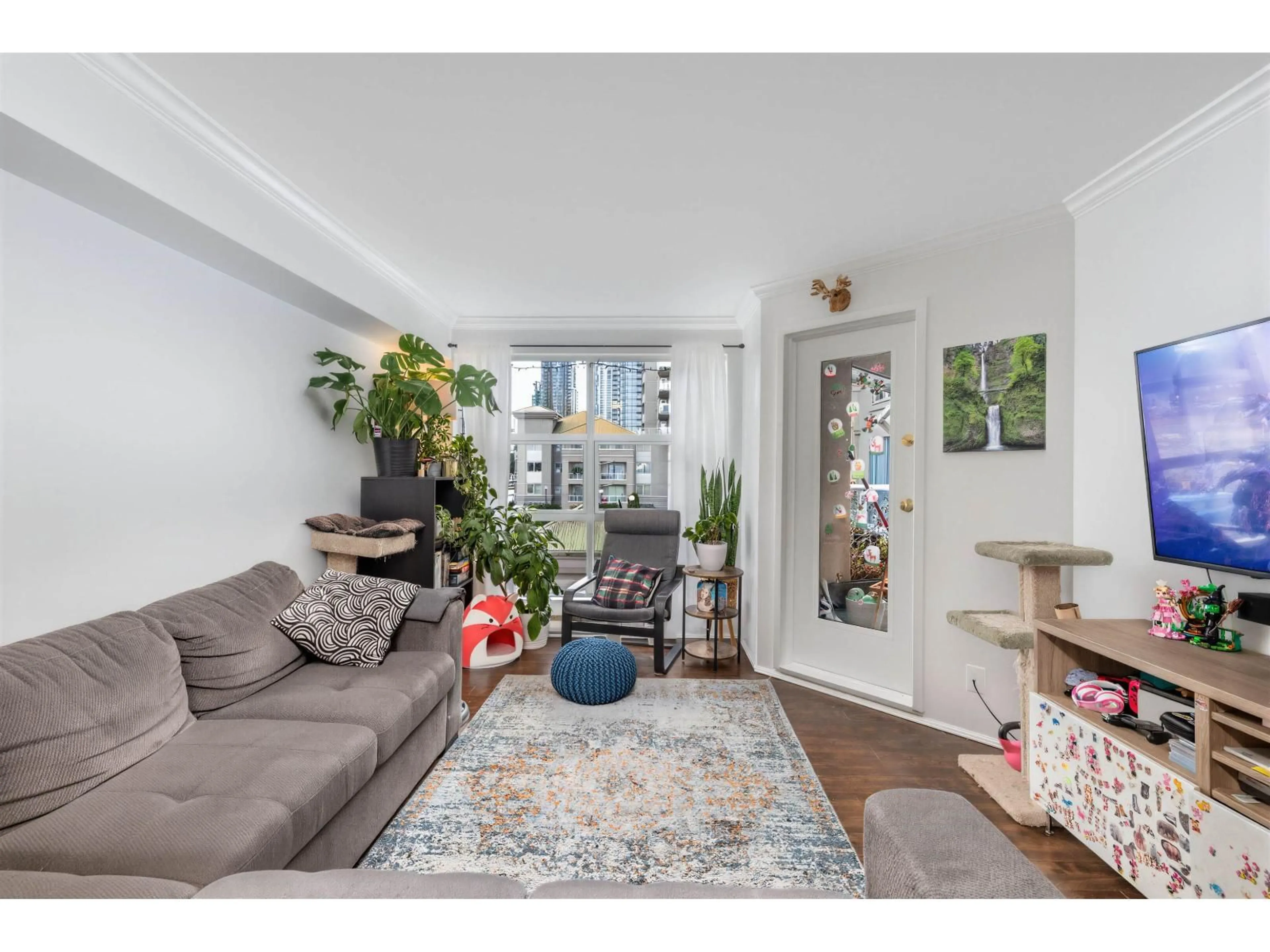 Living room with furniture, wood/laminate floor for 313 - 10533 UNIVERSITY DRIVE, Surrey British Columbia V3T5T7