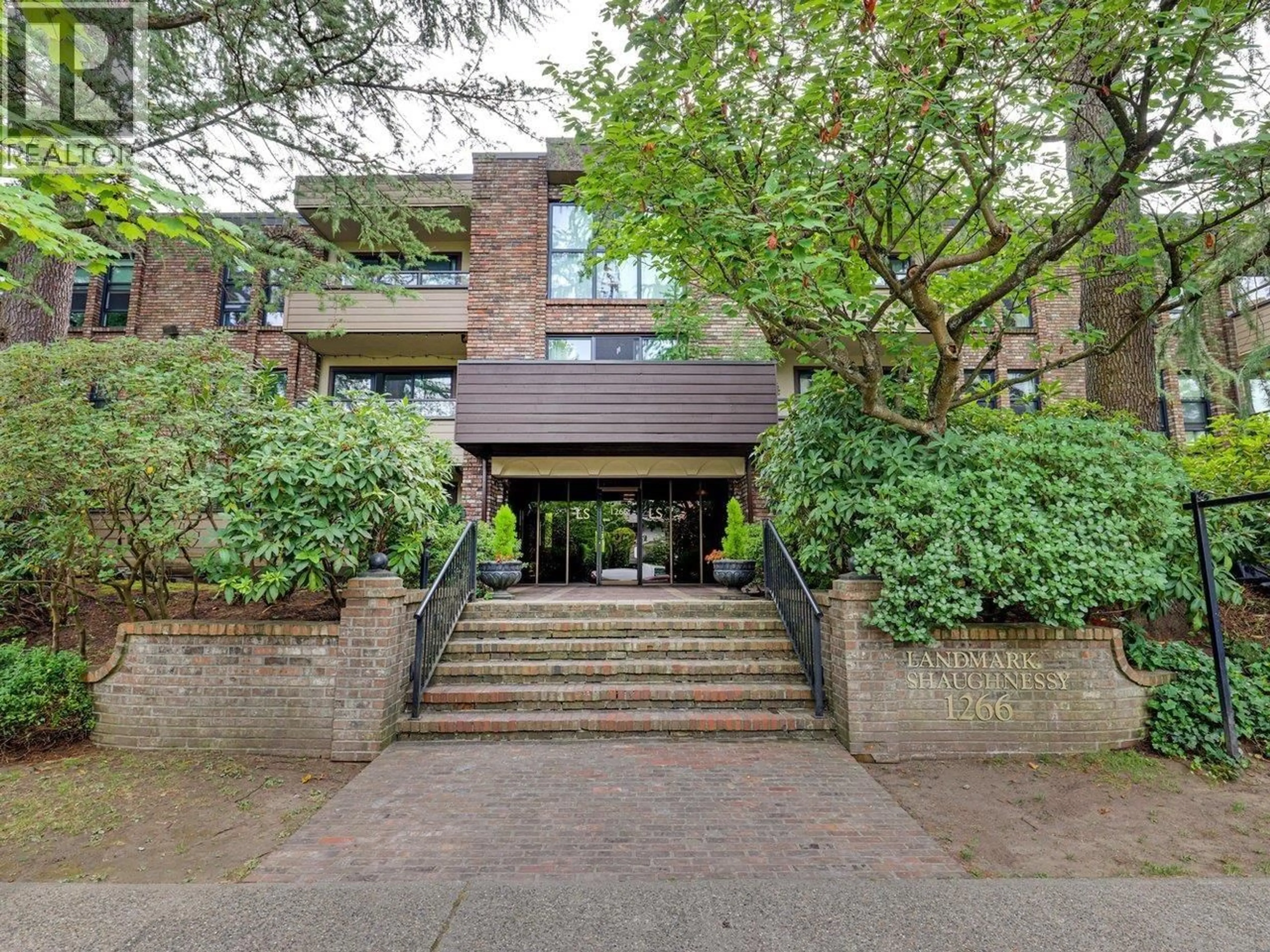 Indoor foyer for 102 - 1266 13TH AVENUE, Vancouver British Columbia V6H1N6
