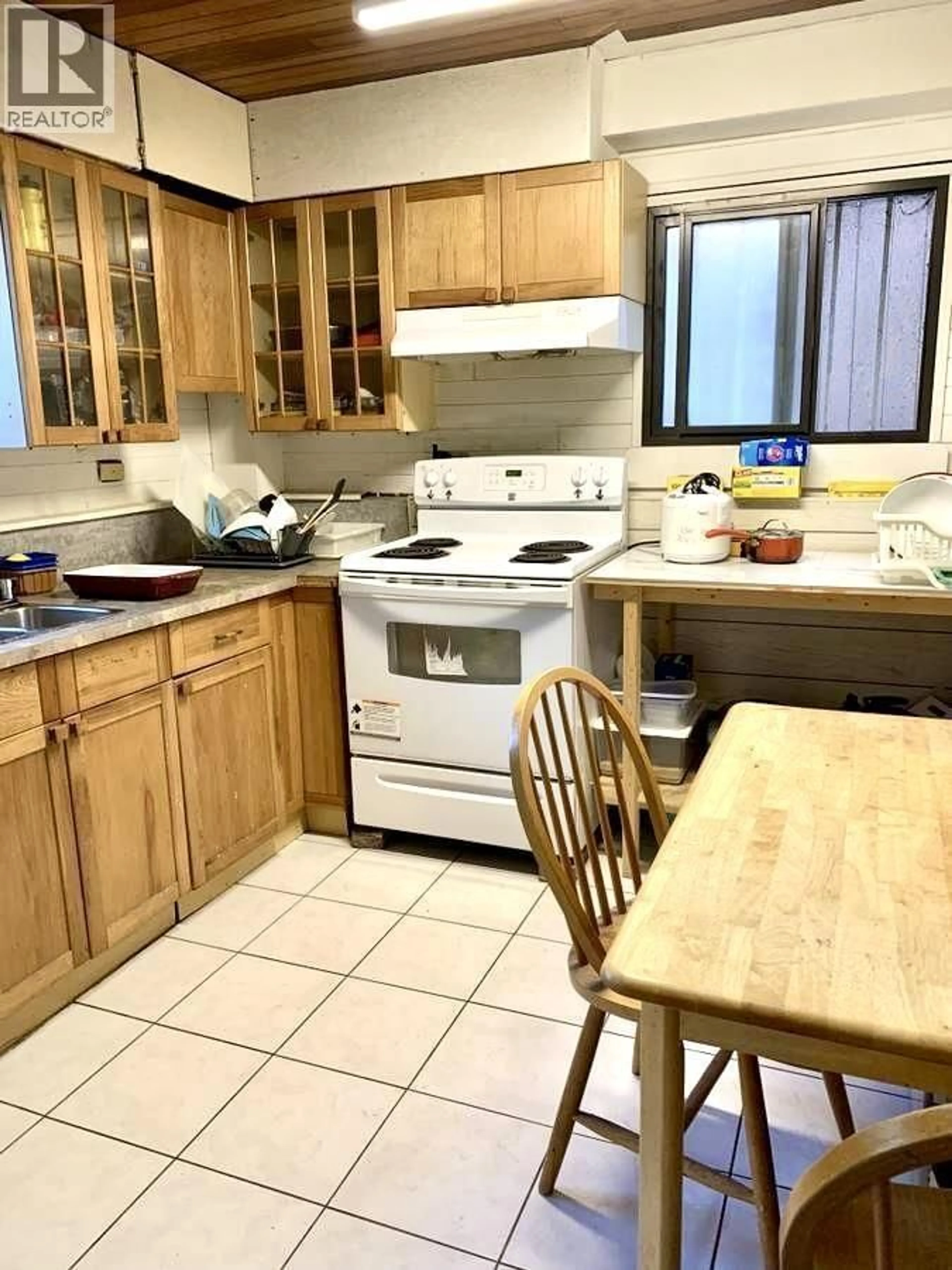 Standard kitchen, unknown for 261 65TH AVENUE, Vancouver British Columbia V5X2P3