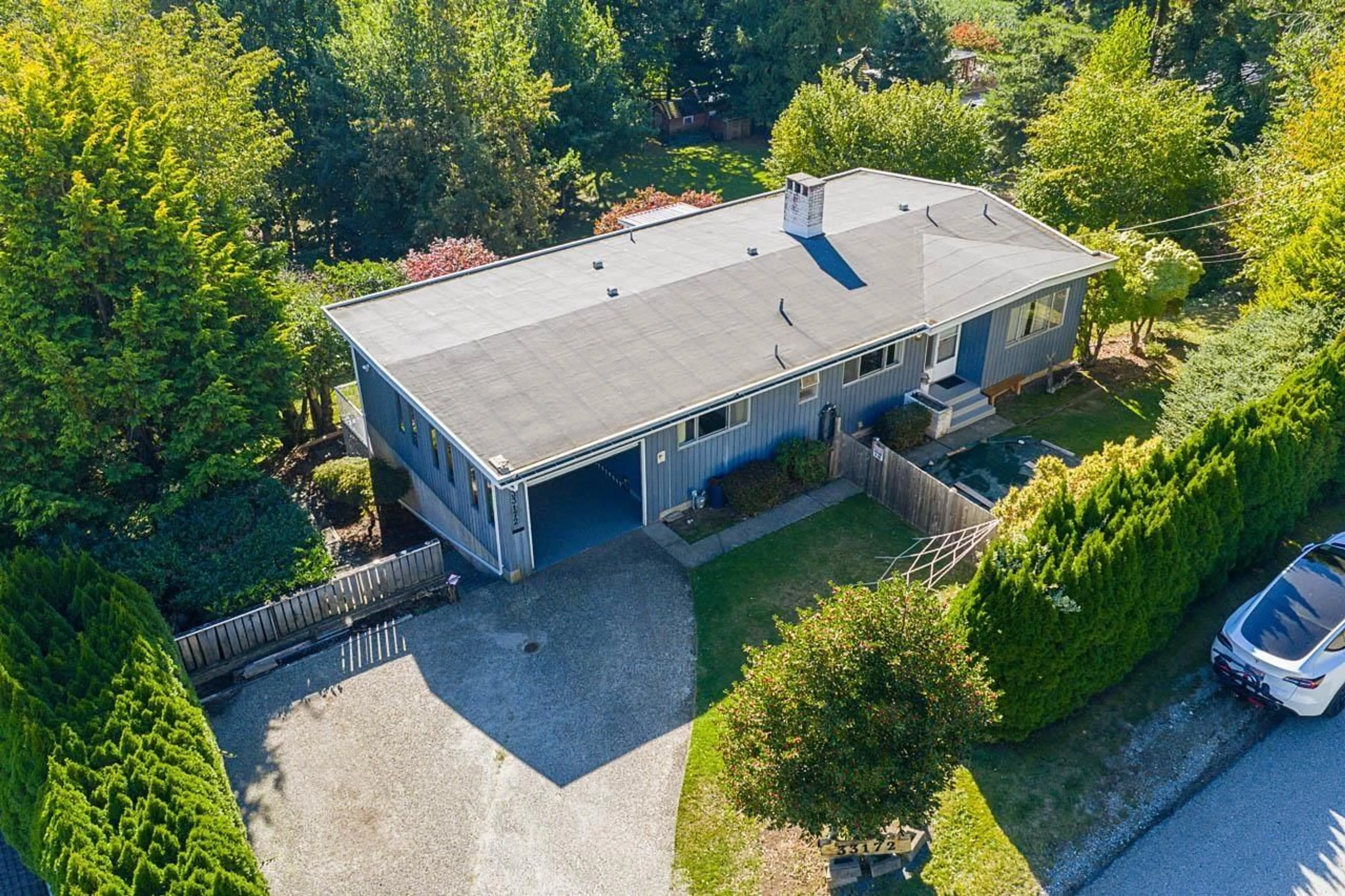 A pic from outside/outdoor area/front of a property/back of a property/a pic from drone, street for 33172 HILL AVENUE, Mission British Columbia V2V2R6