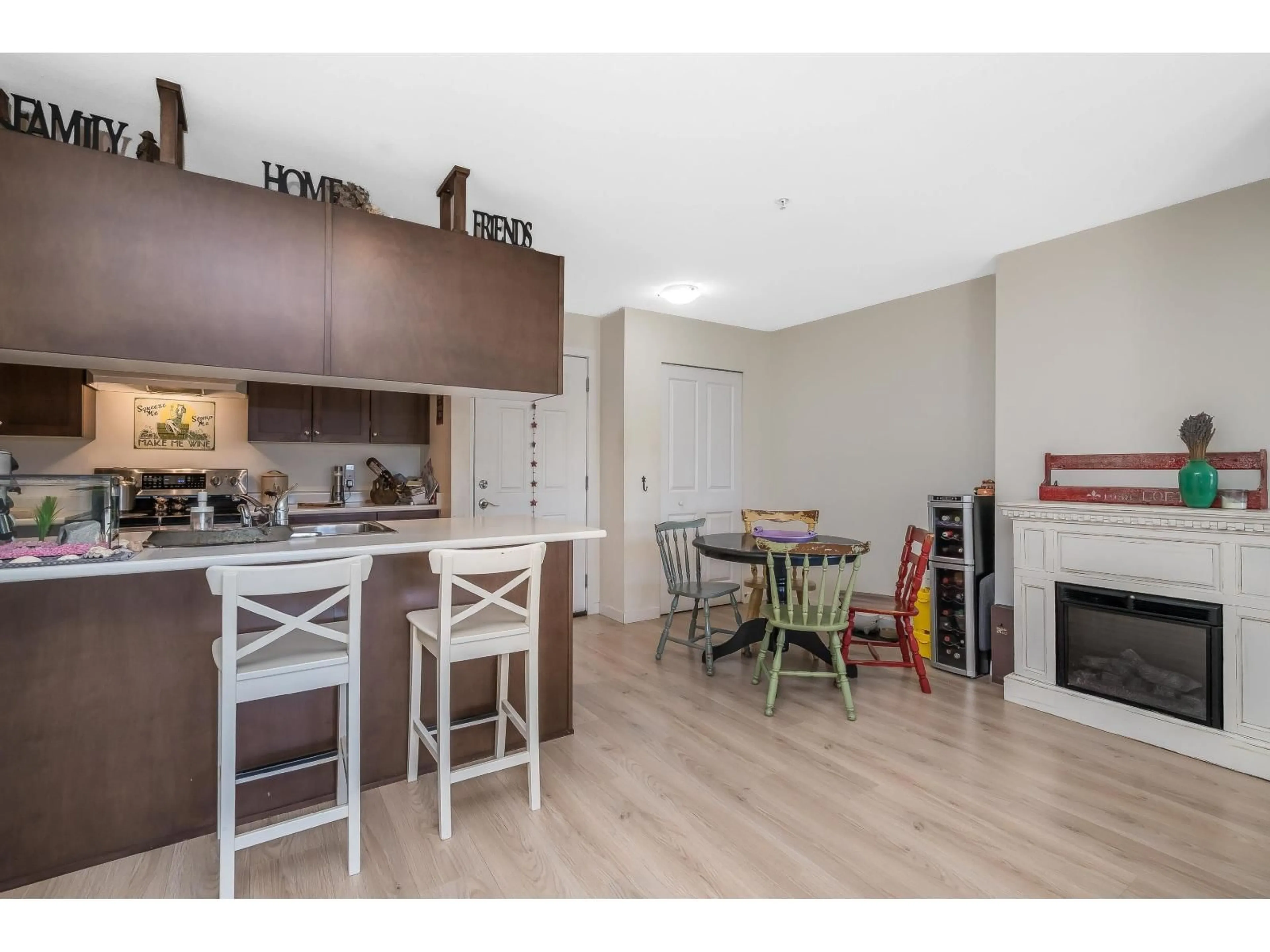 Open concept kitchen, wood/laminate floor for 109 - 33960 OLD YALE ROAD, Abbotsford British Columbia V2S2J9