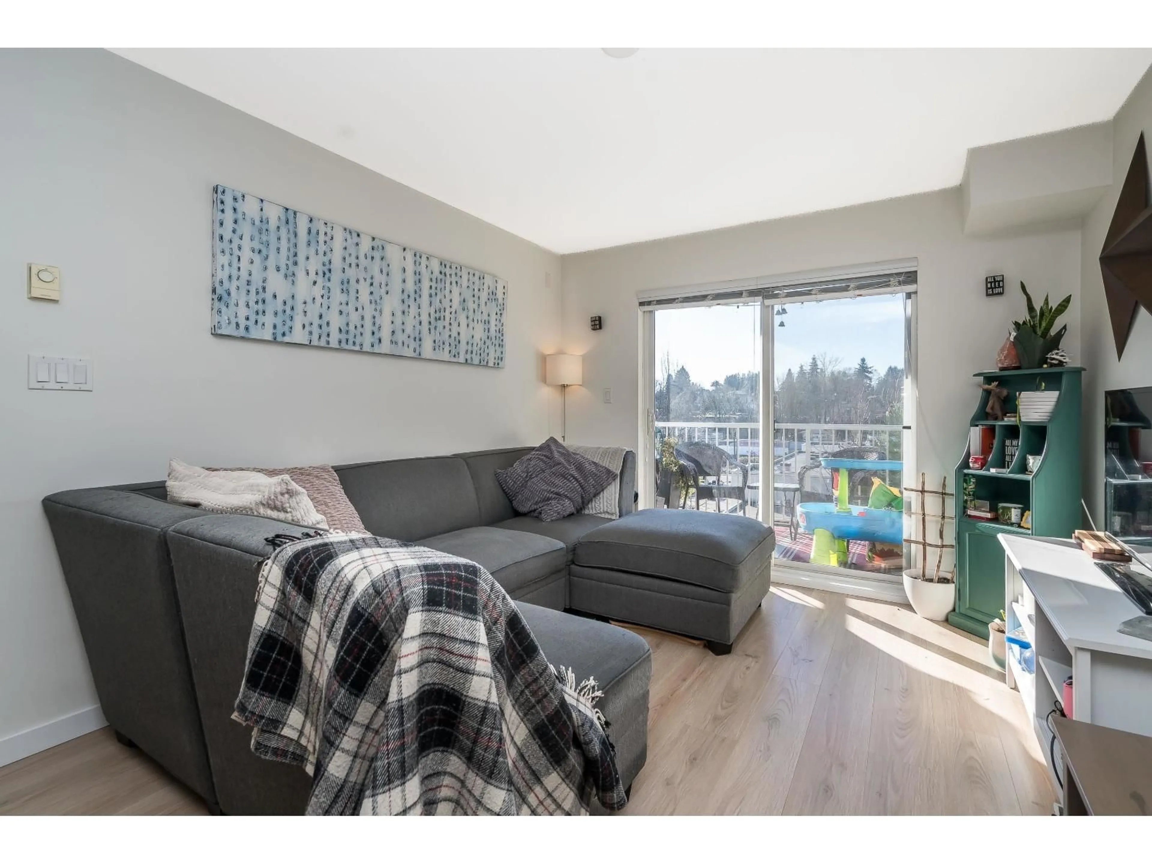 Living room with furniture, wood/laminate floor for 109 - 33960 OLD YALE ROAD, Abbotsford British Columbia V2S2J9