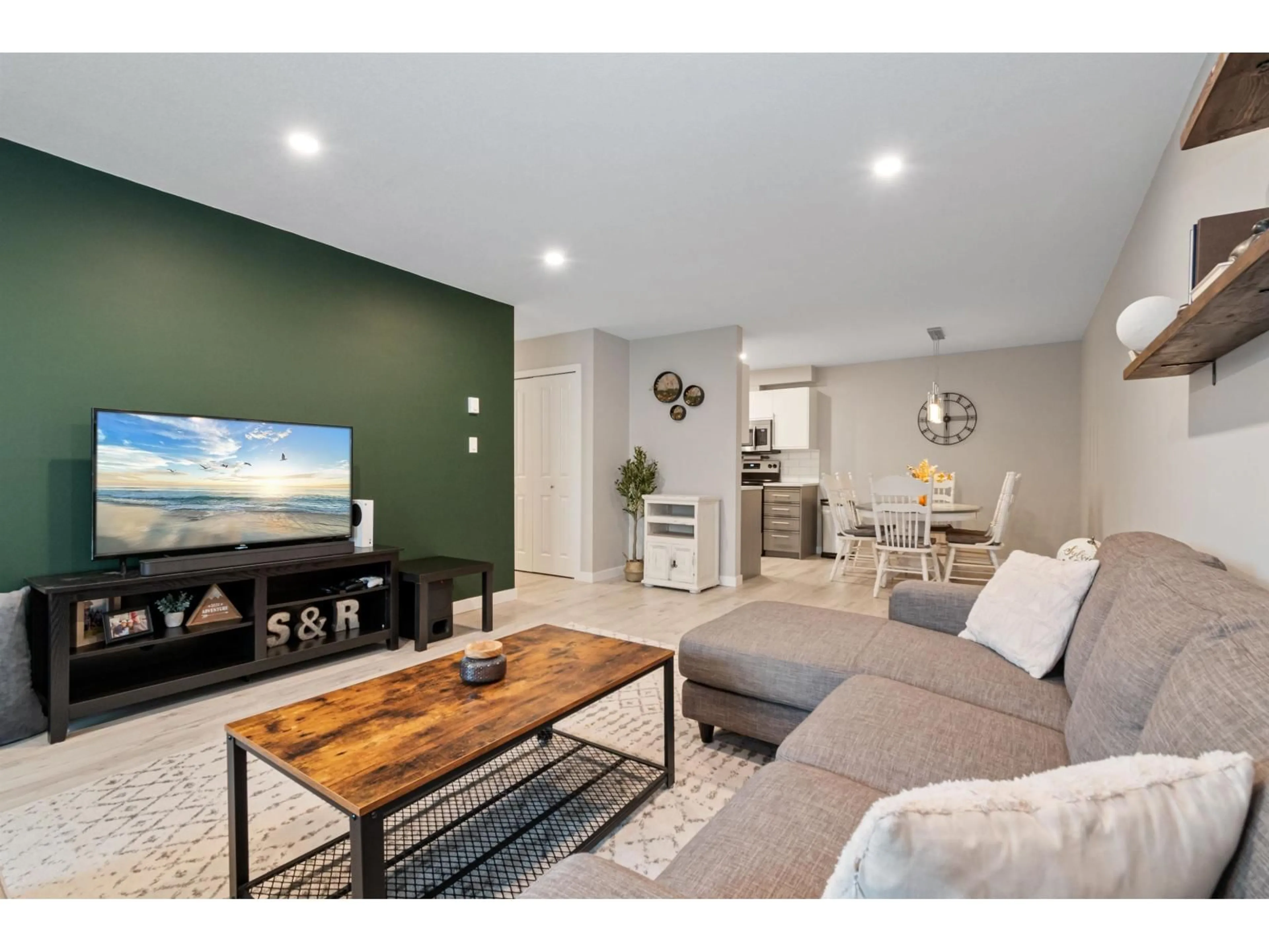 Living room with furniture, unknown for 306 - 7694 EVANS ROAD, Chilliwack British Columbia V2R3W3