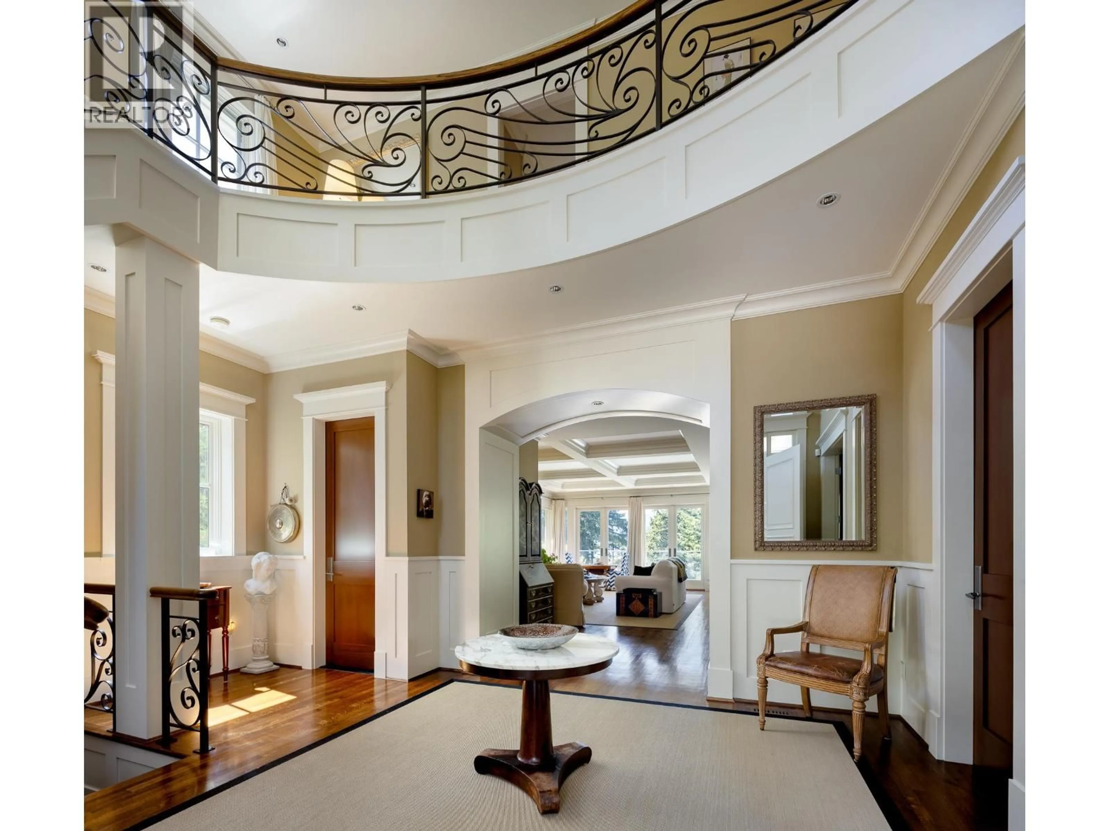 Indoor foyer for 6154 GLENEAGLES DRIVE, West Vancouver British Columbia V7W1W3
