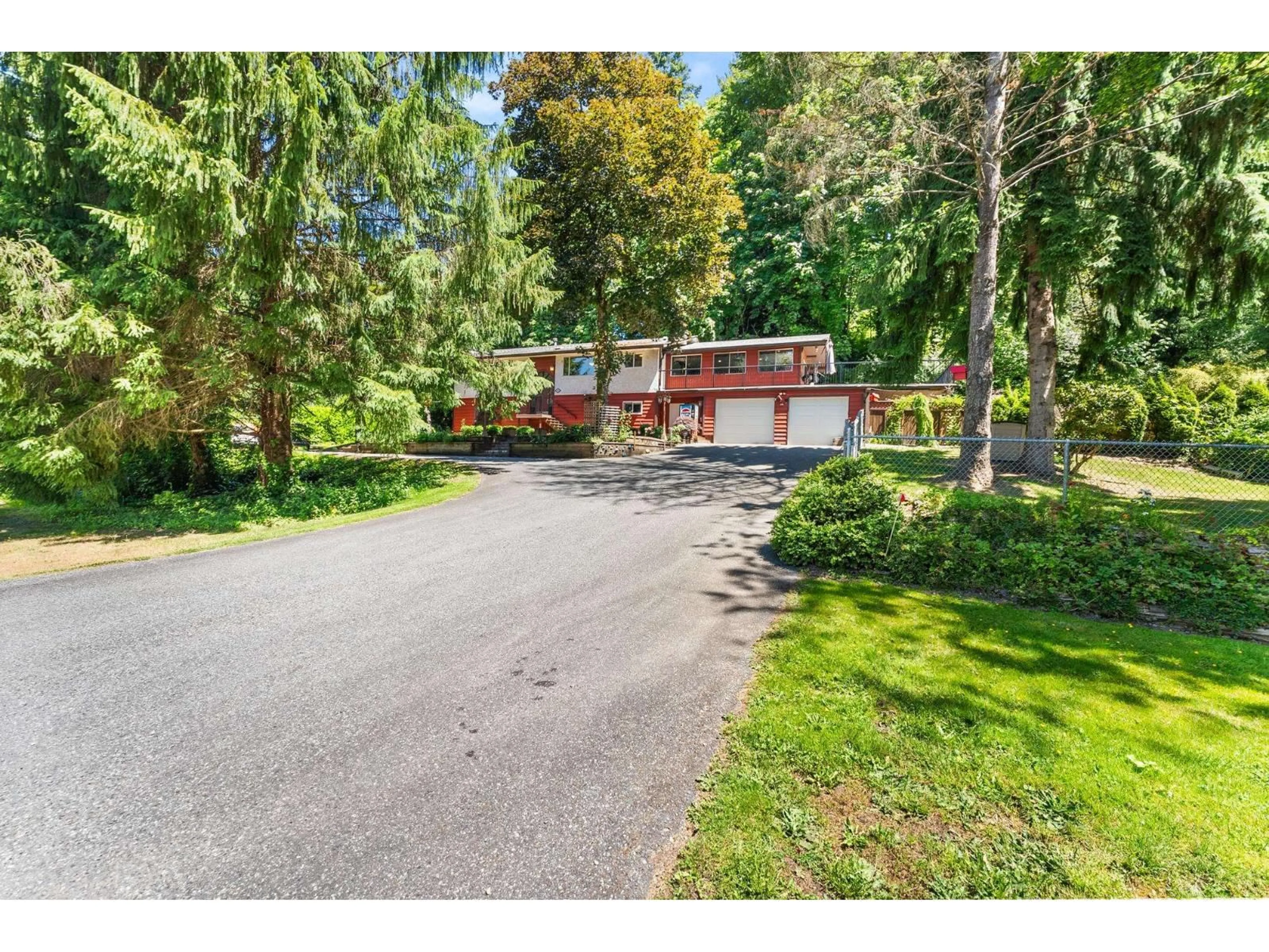 A pic from outside/outdoor area/front of a property/back of a property/a pic from drone, street for 194 CLOVERMEADOW CRESCENT, Langley British Columbia V2Z2R1