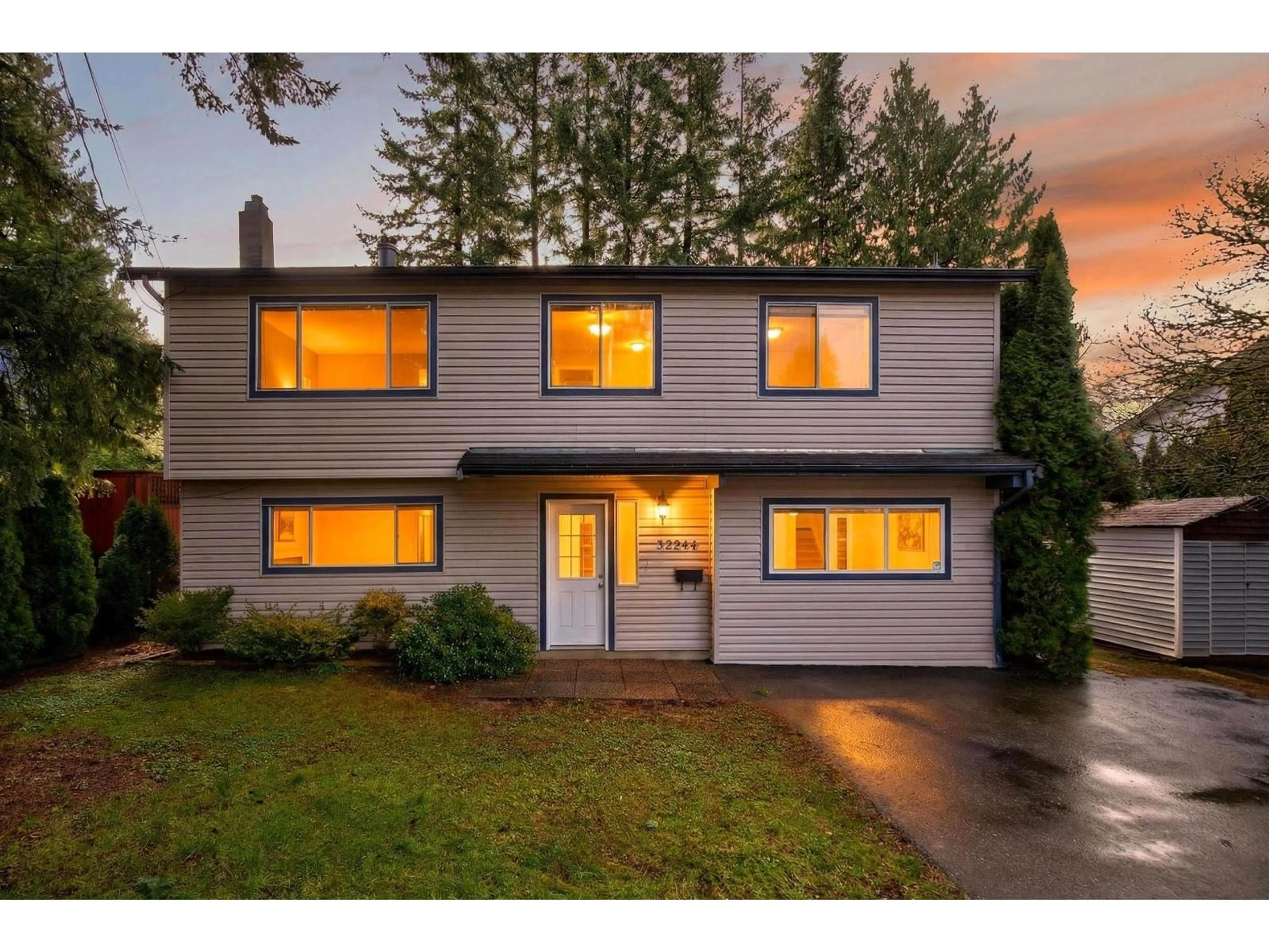 Home with vinyl exterior material, street for 32244 14TH AVENUE, Mission British Columbia V2V2N7