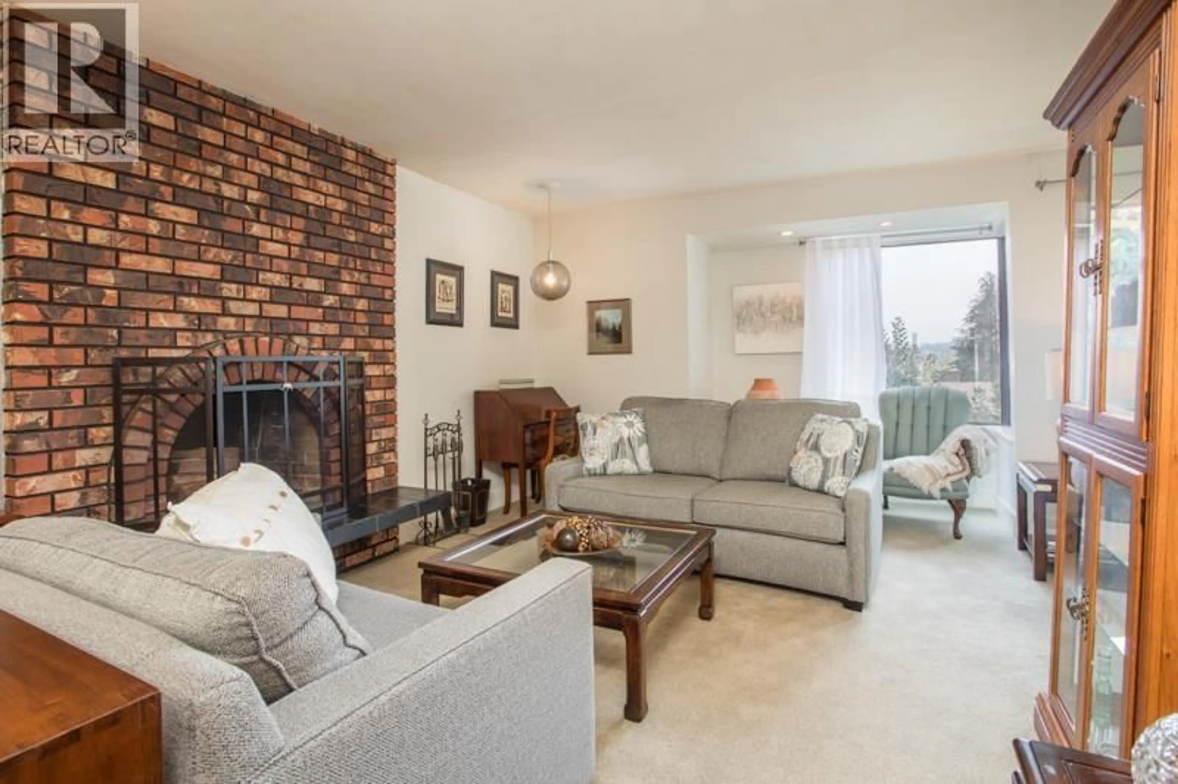 Living room with furniture, unknown for 918 LADNER STREET, New Westminster British Columbia V3L4W4