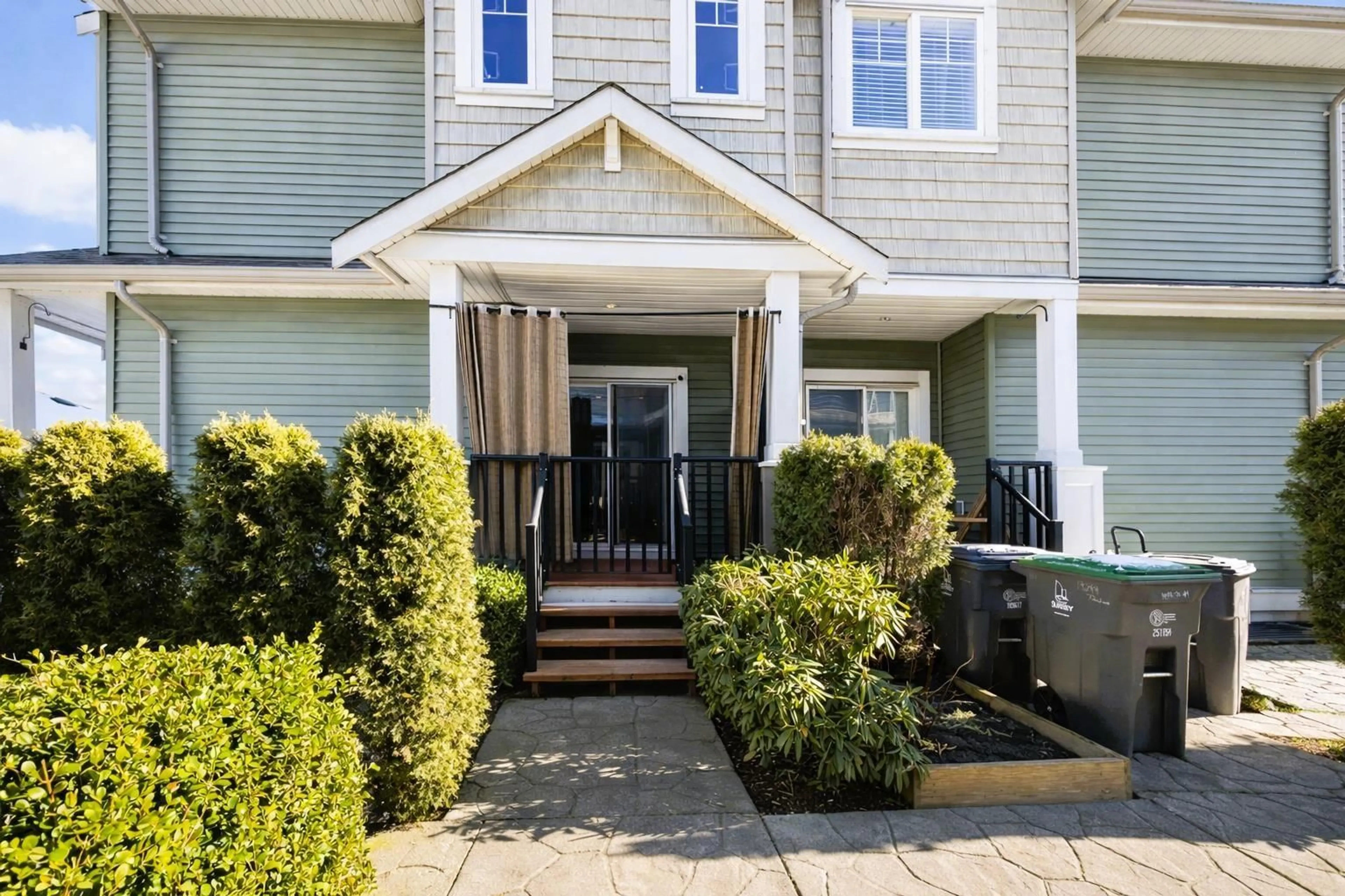 Indoor entryway for 1 - 19299 72 AVENUE, Surrey British Columbia V4N5Y3