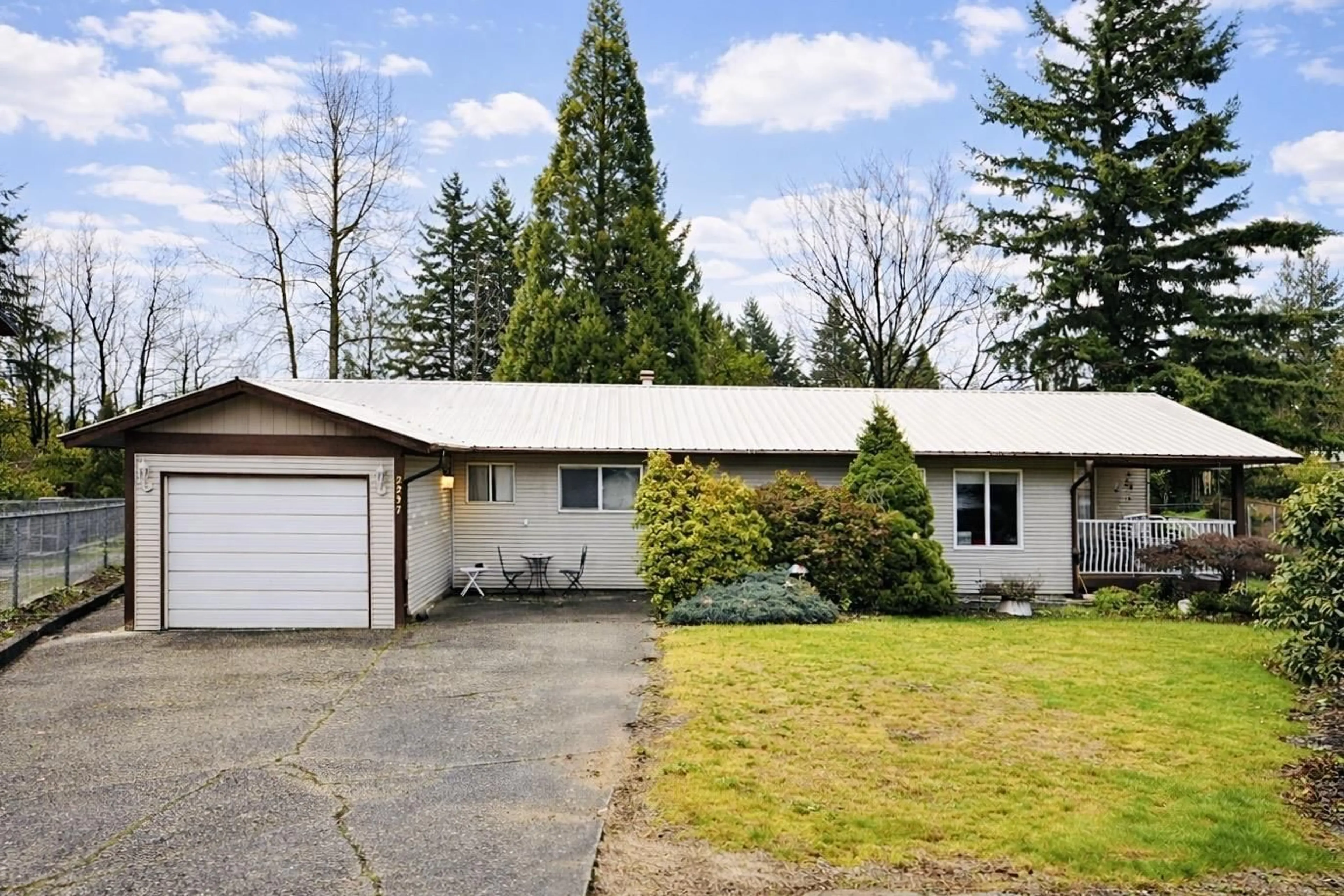 Home with vinyl exterior material, street for 2237 CRYSTAL COURT, Abbotsford British Columbia V2T6A7