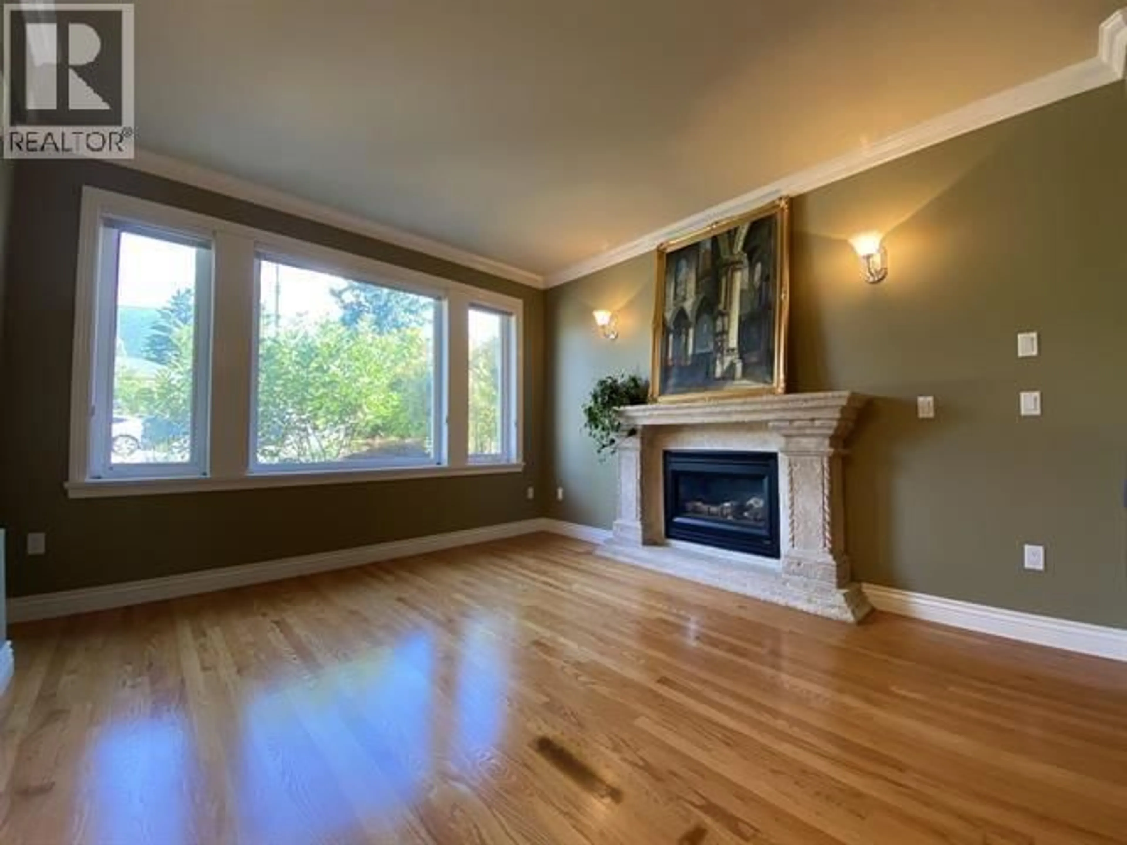 Living room with furniture, wood/laminate floor for 467 KINGS ROAD, North Vancouver British Columbia V7N2M2