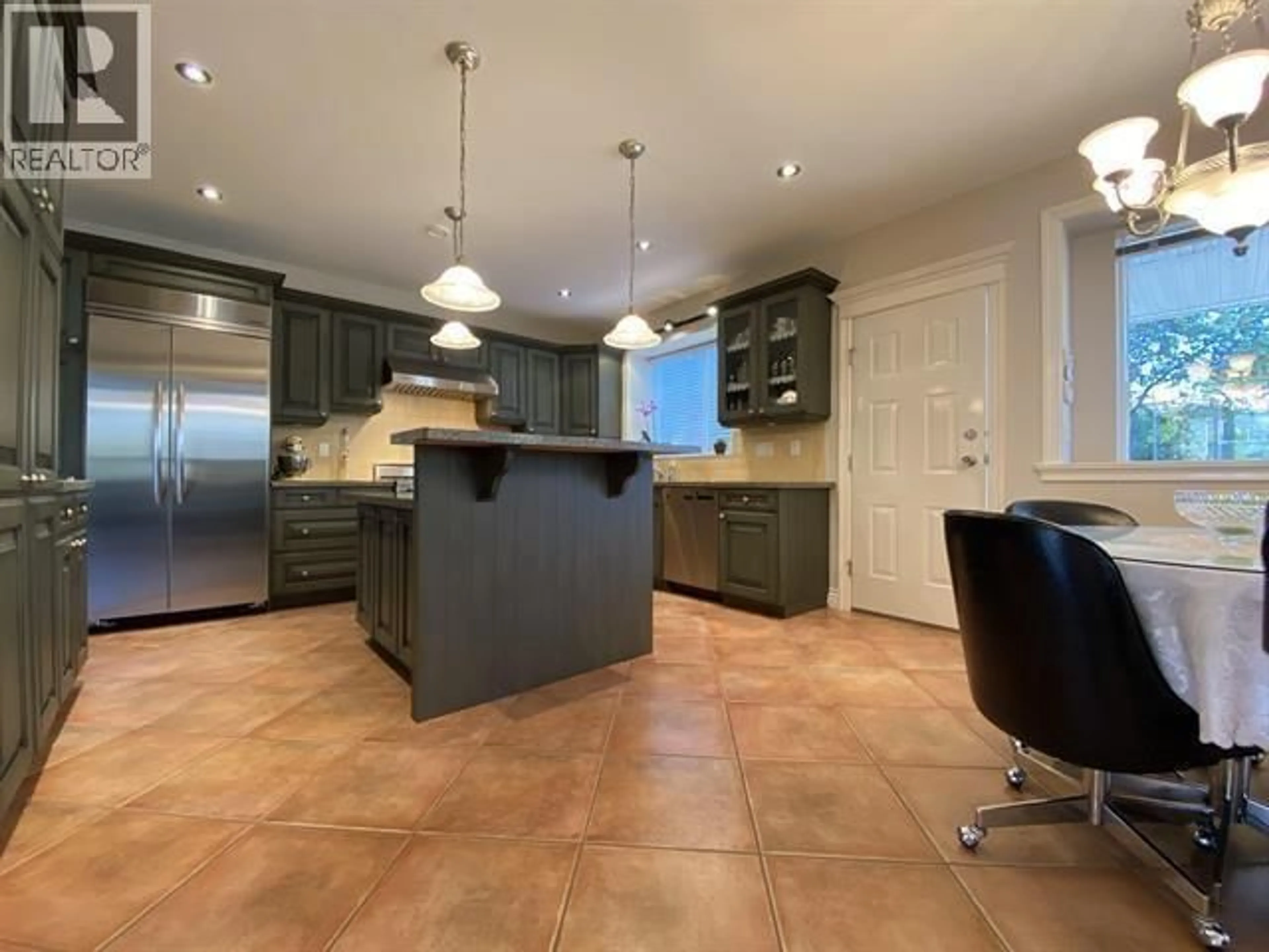 Open concept kitchen, ceramic/tile floor for 467 KINGS ROAD, North Vancouver British Columbia V7N2M2