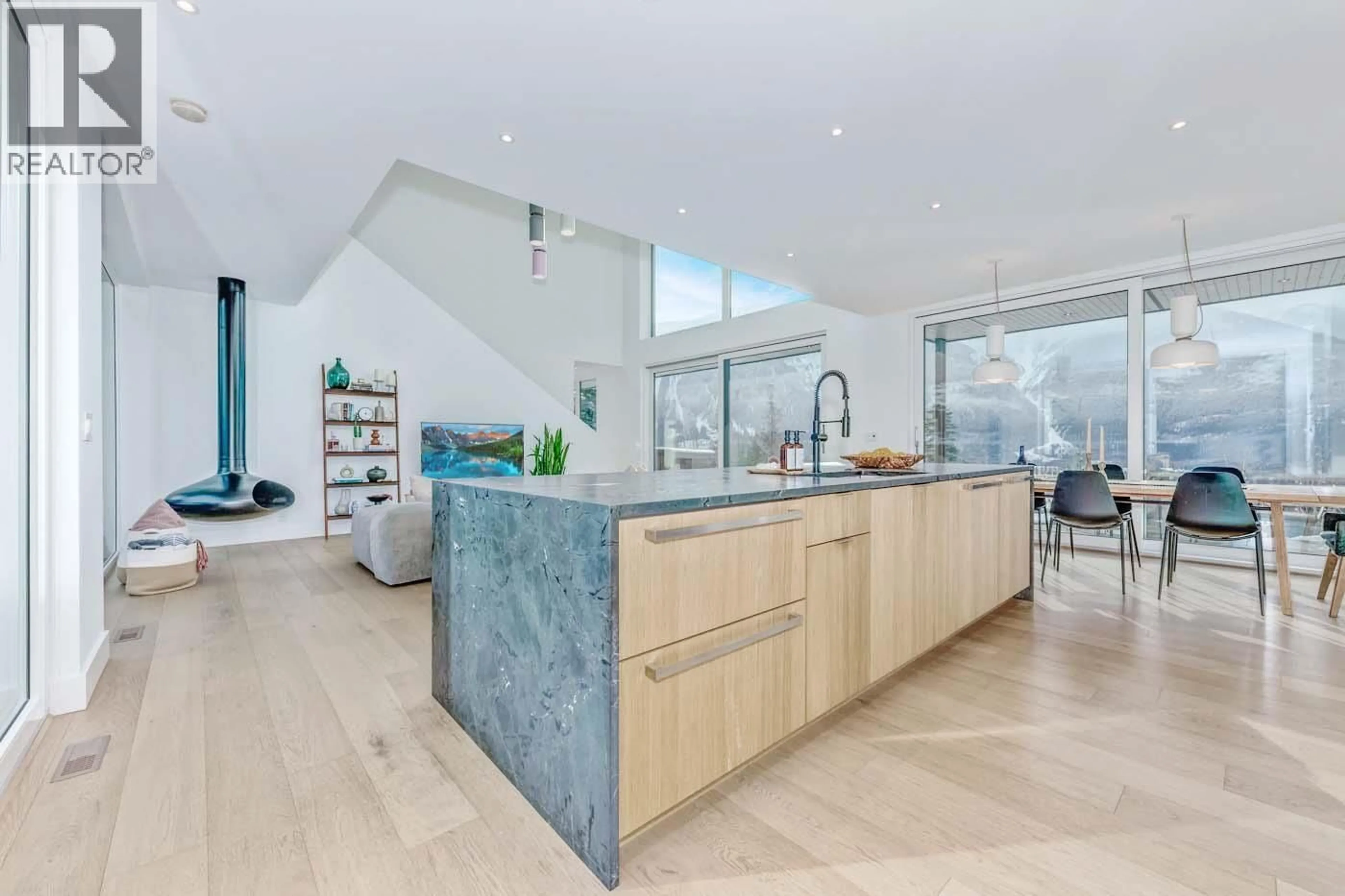 Contemporary kitchen, unknown for 1704 SUGARLOAF PLACE, Pemberton British Columbia V0N2L3