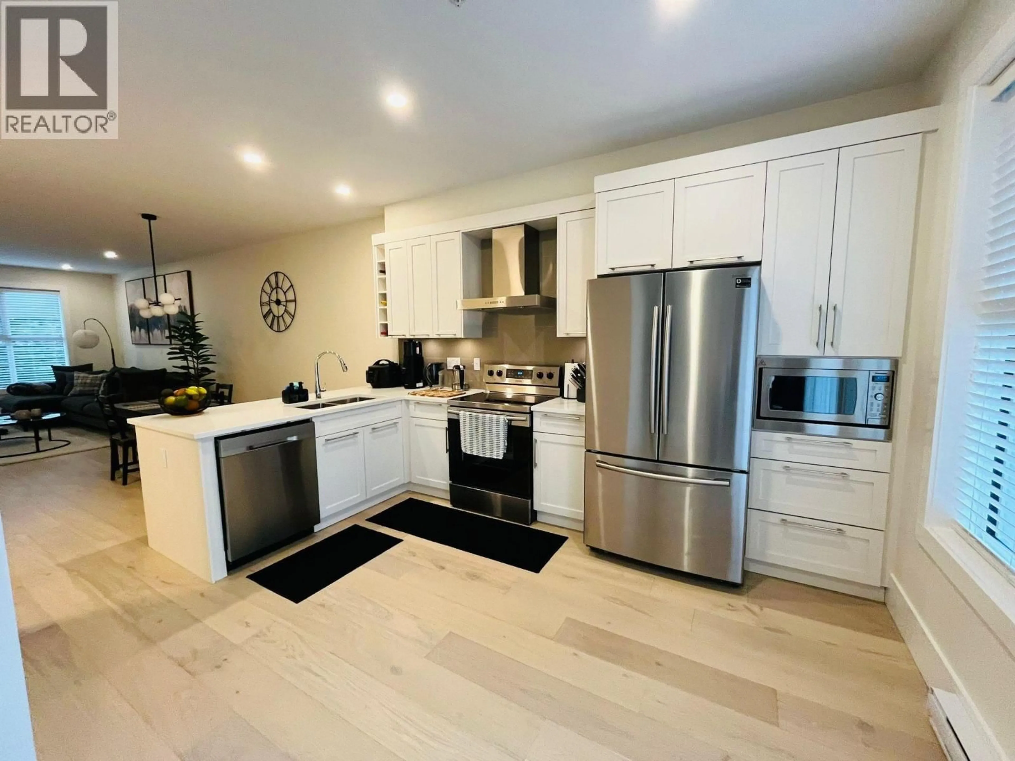 Open concept kitchen, wood/laminate floor for 41 - 13260 236 STREET, Maple Ridge British Columbia V4R0G6