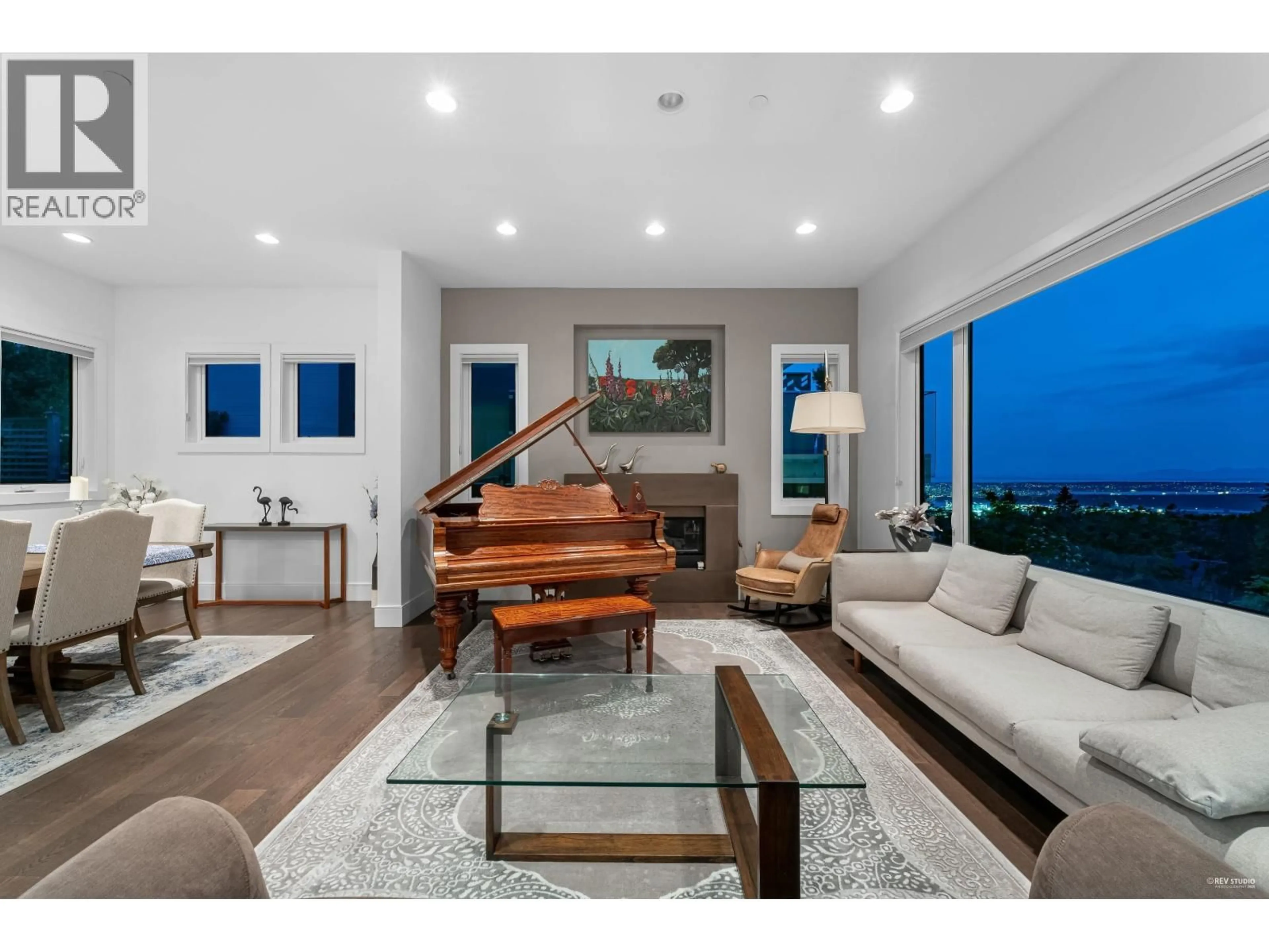 Living room with furniture, wood/laminate floor for 4061 ST. PAULS AVENUE, North Vancouver British Columbia V7N1T4