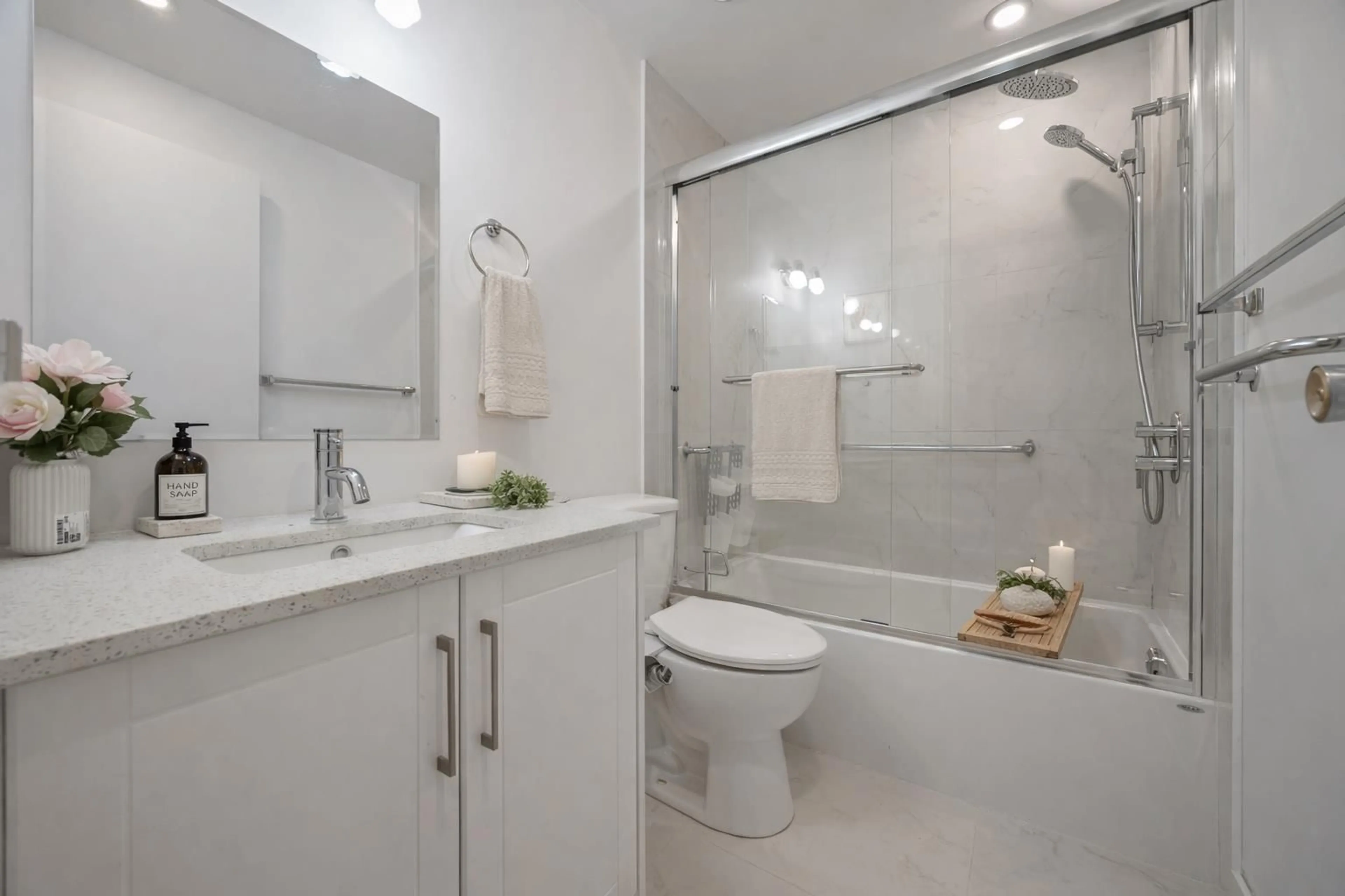 Standard bathroom, ceramic/tile floor for 223 - 11806 88 AVENUE, Delta British Columbia V4C3C5